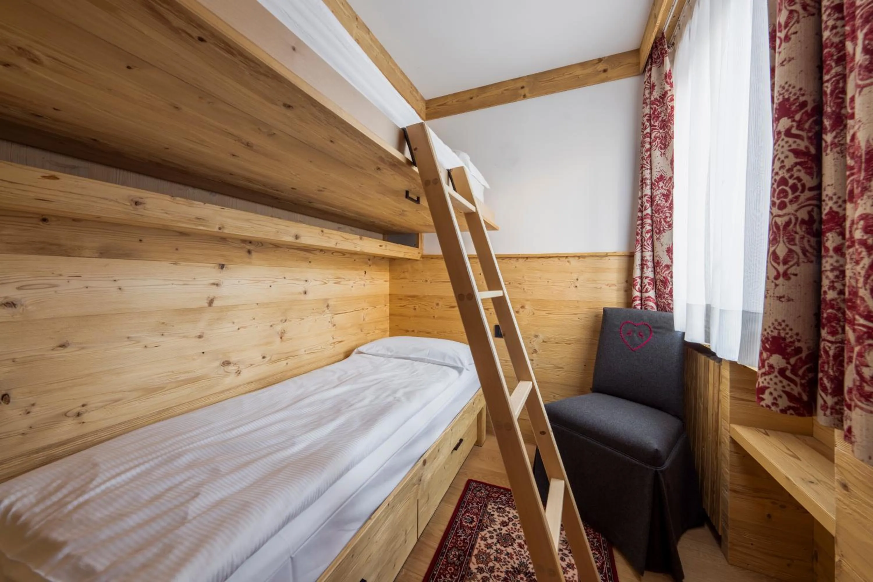 bunk bed, Bed in Hotel Columbia & Spa