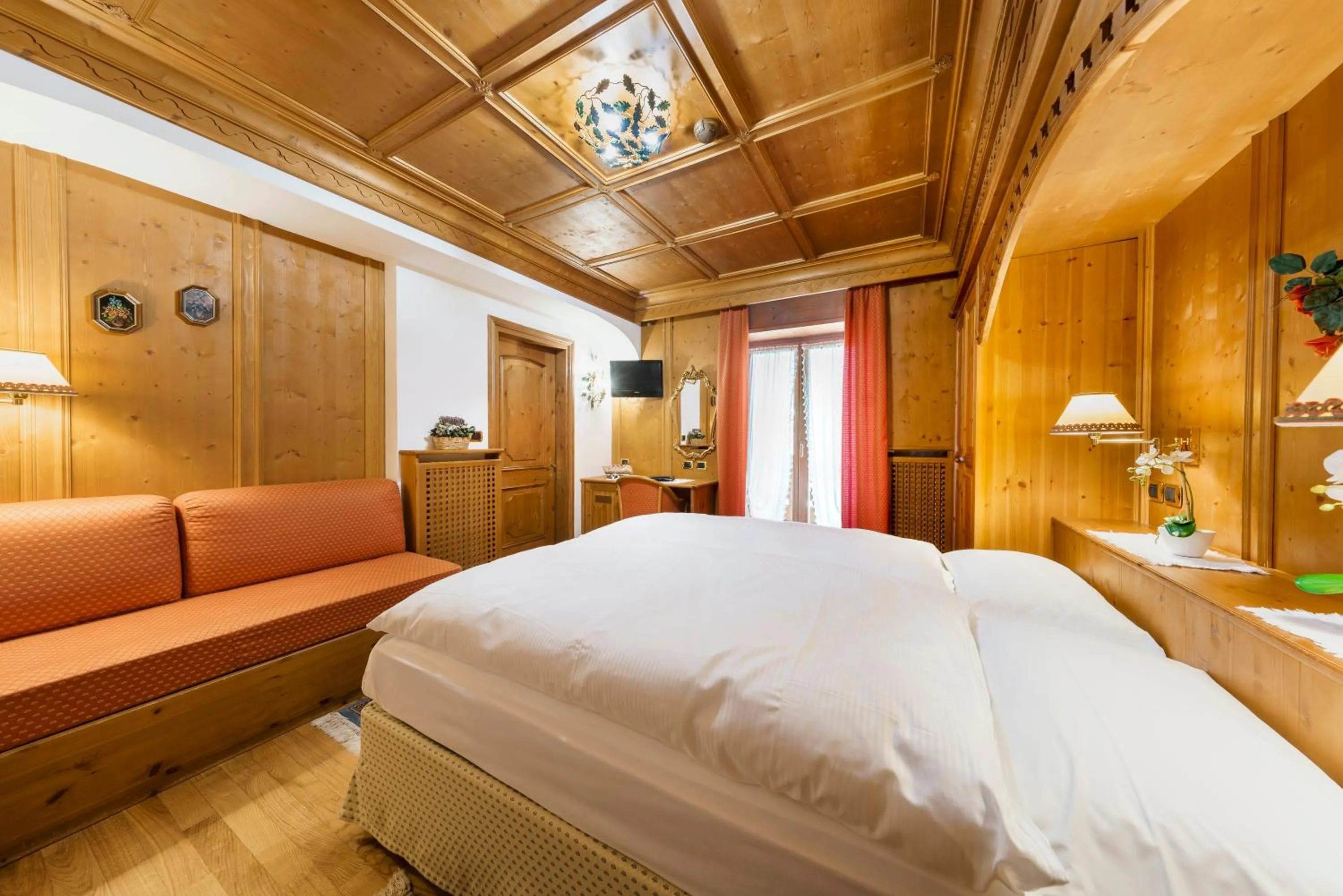 Photo of the whole room, Bed in Hotel Columbia & Spa