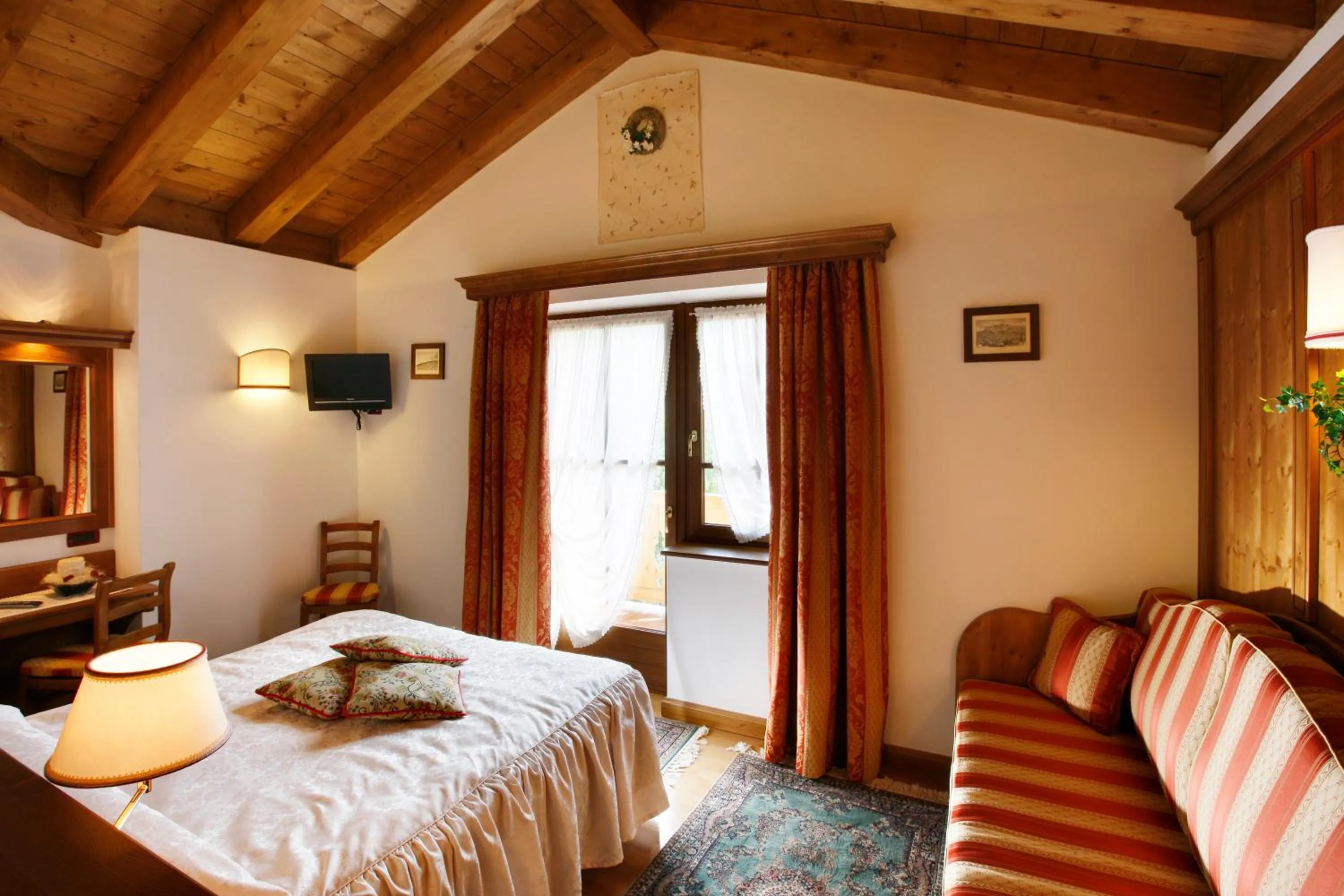 Photo of the whole room, Bed in Hotel Columbia & Spa