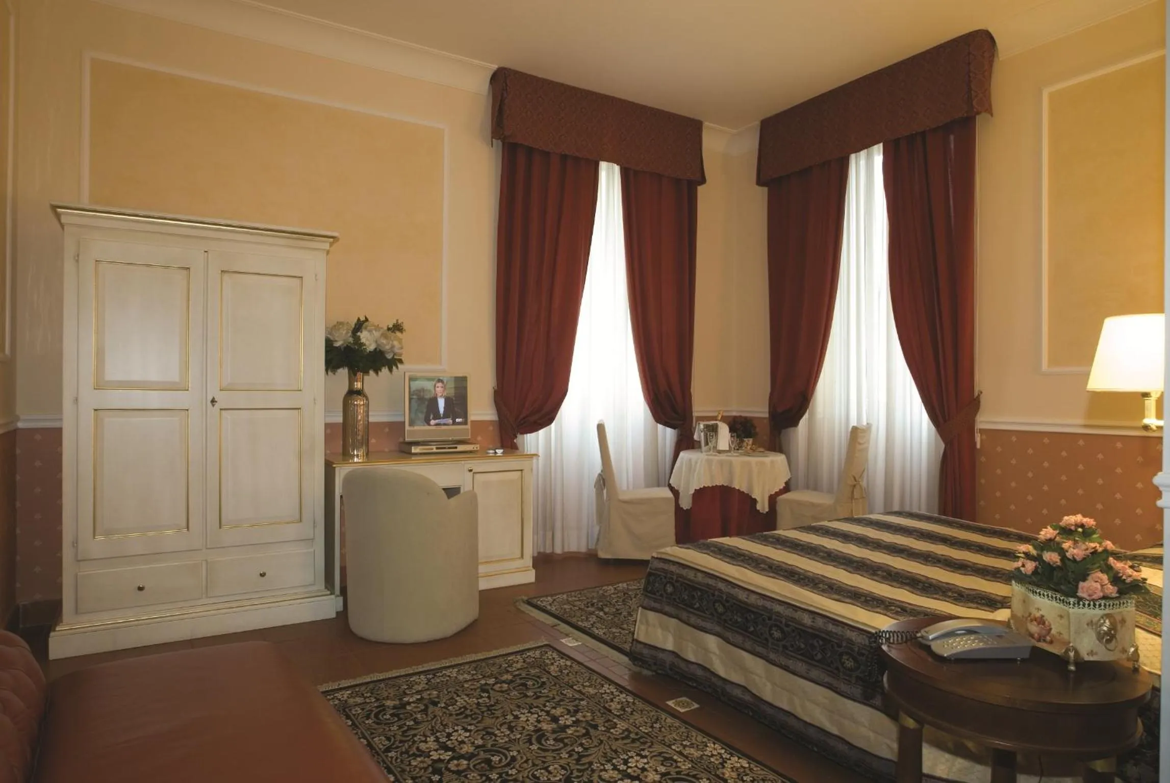 View (from property/room), Bed in Relais Hotel Antico Palazzo Rospigliosi