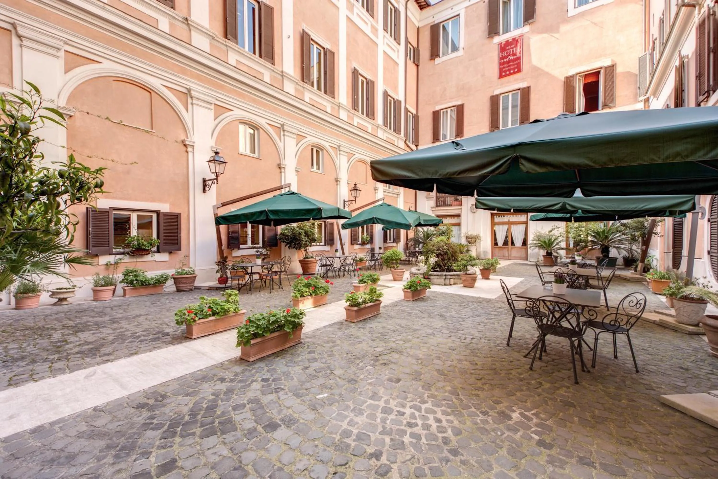 Patio in Relais Hotel Antico Palazzo Rospigliosi
