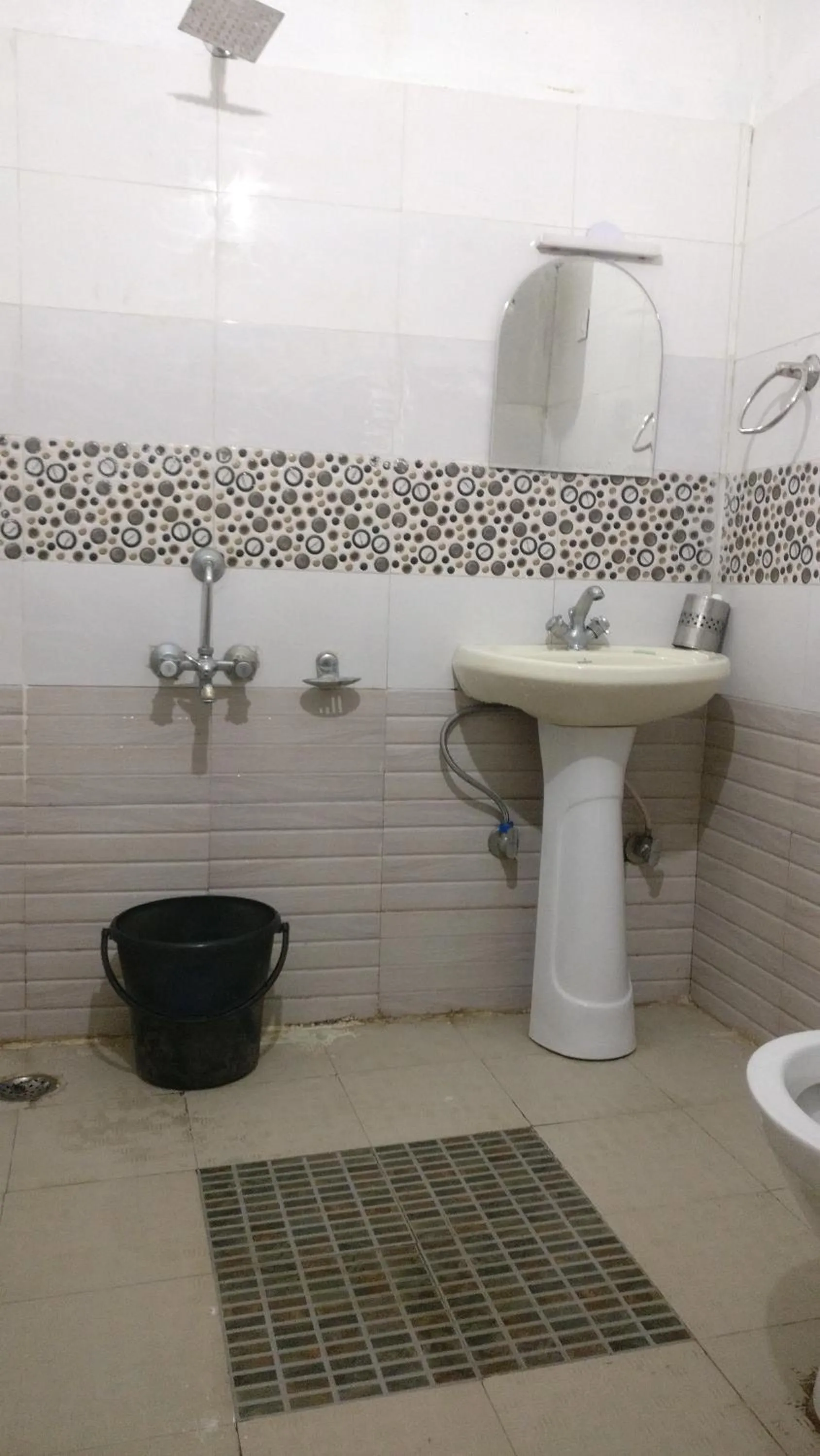 Bathroom in indian backpackers hostel