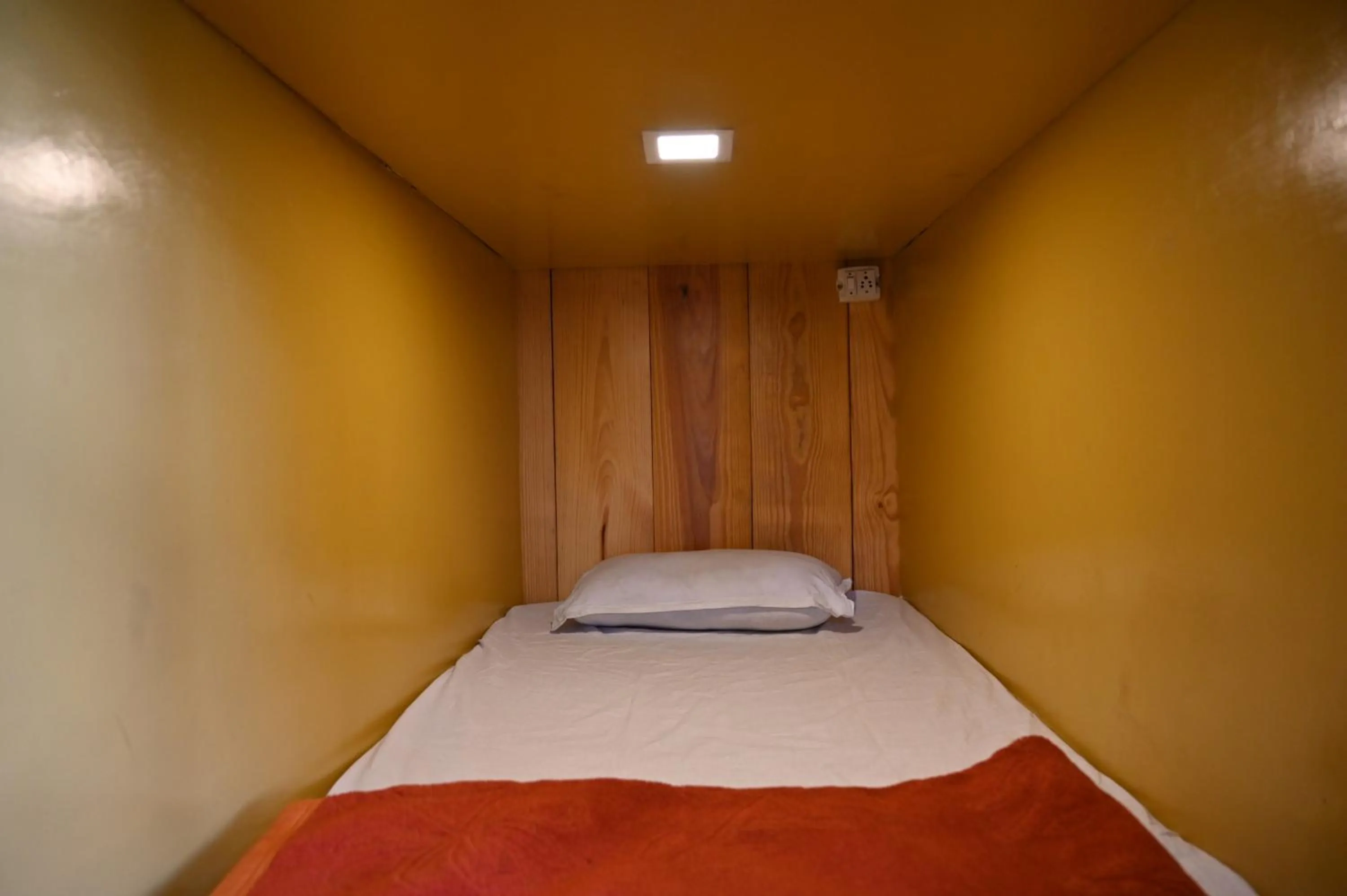 Bed in indian backpackers hostel