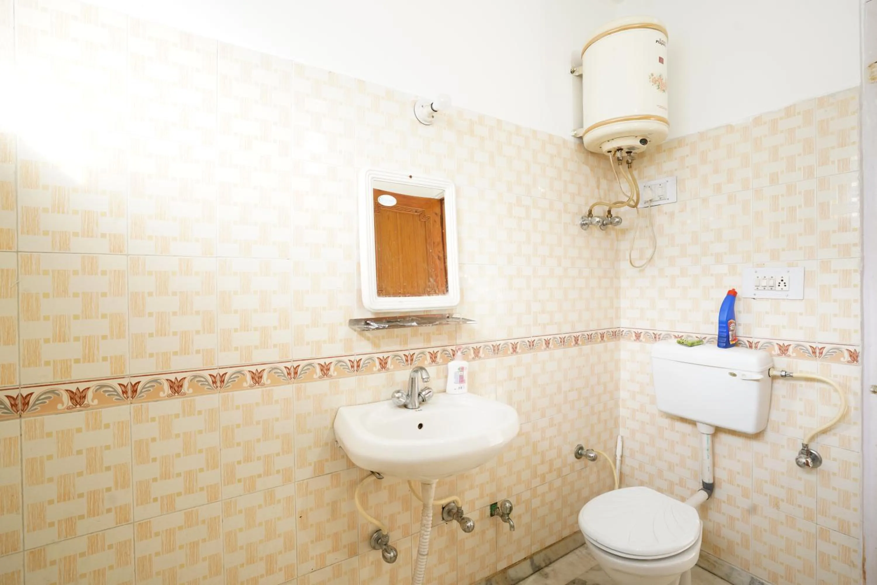 Bathroom in indian backpackers hostel