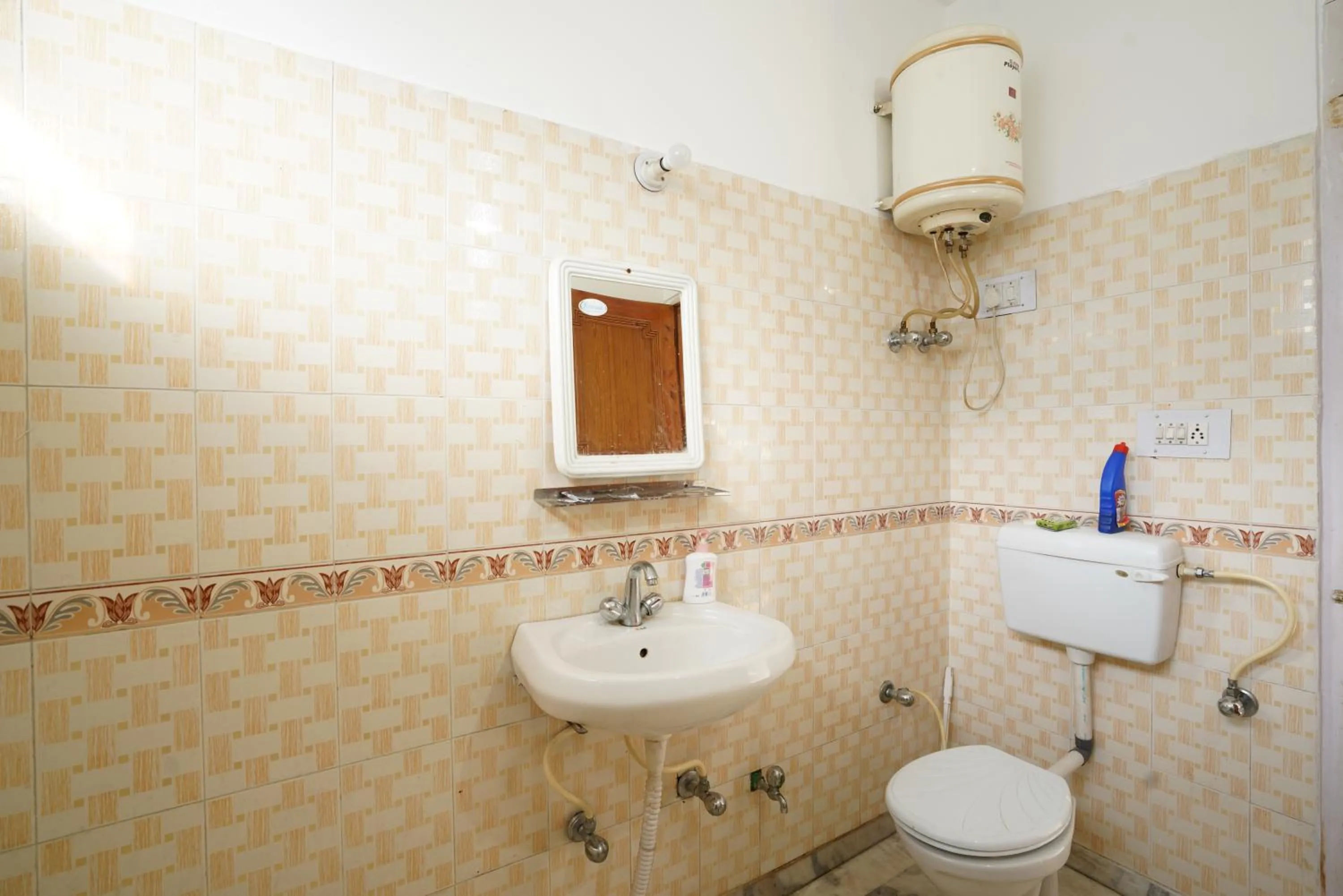 Bathroom in indian backpackers hostel