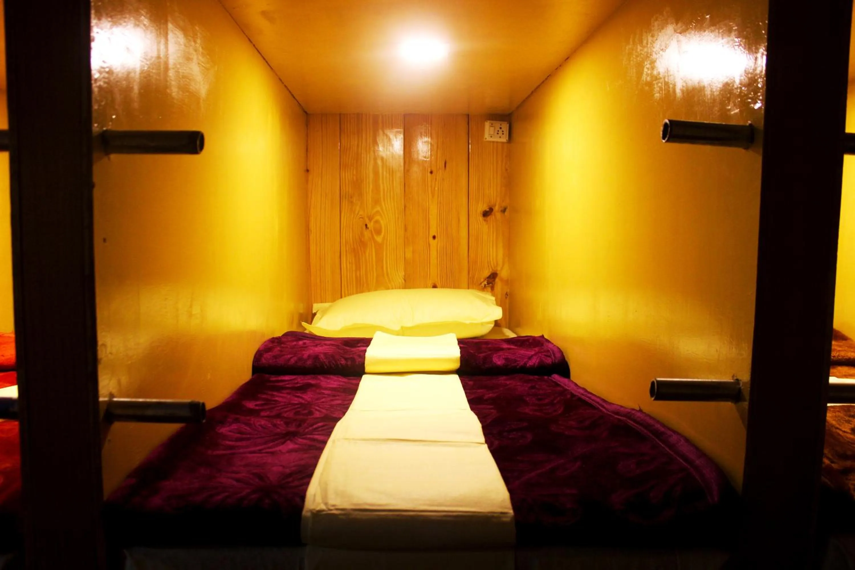 bunk bed, Bed in indian backpackers hostel