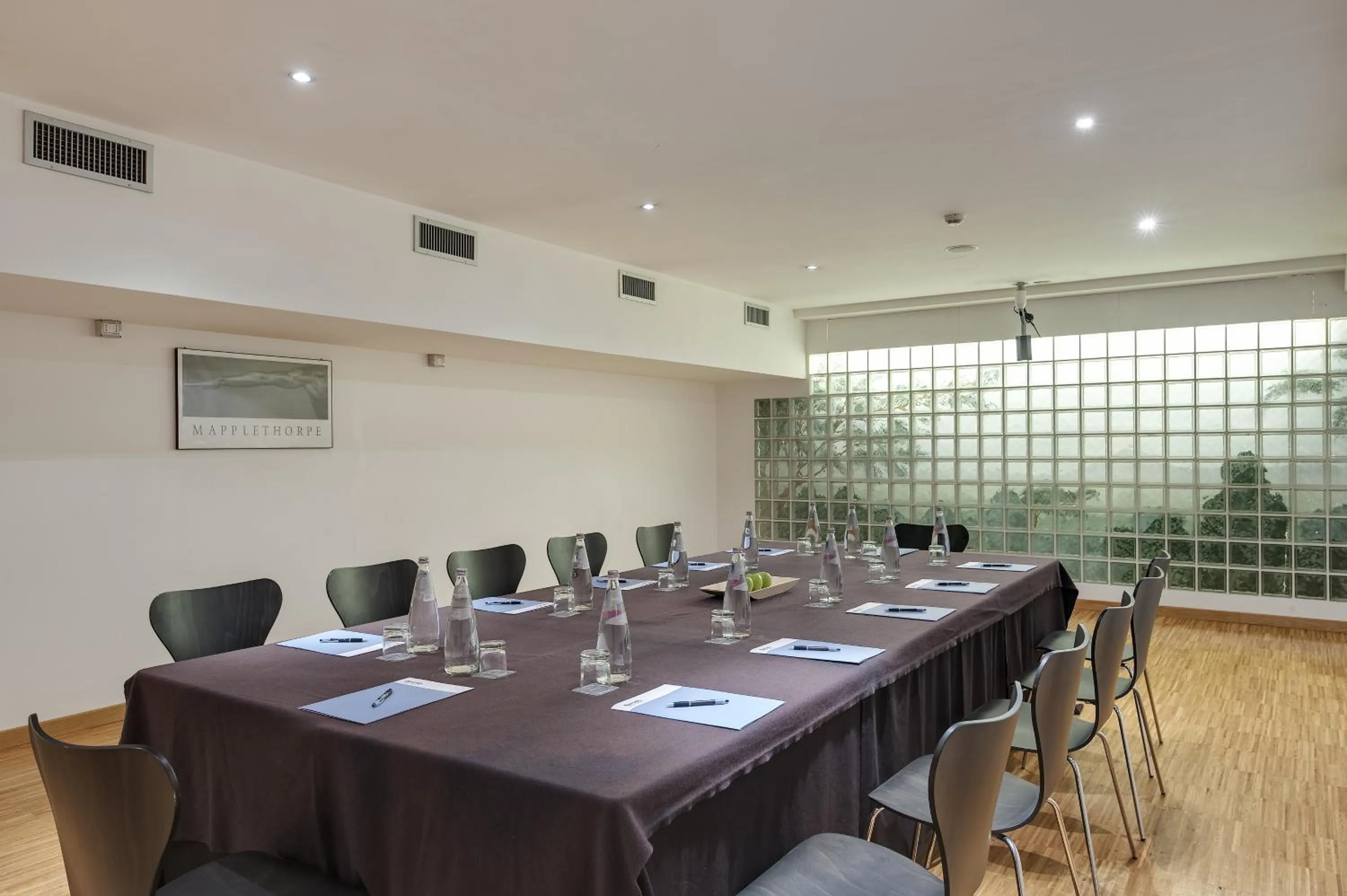 Business facilities in Occidental Aran Park