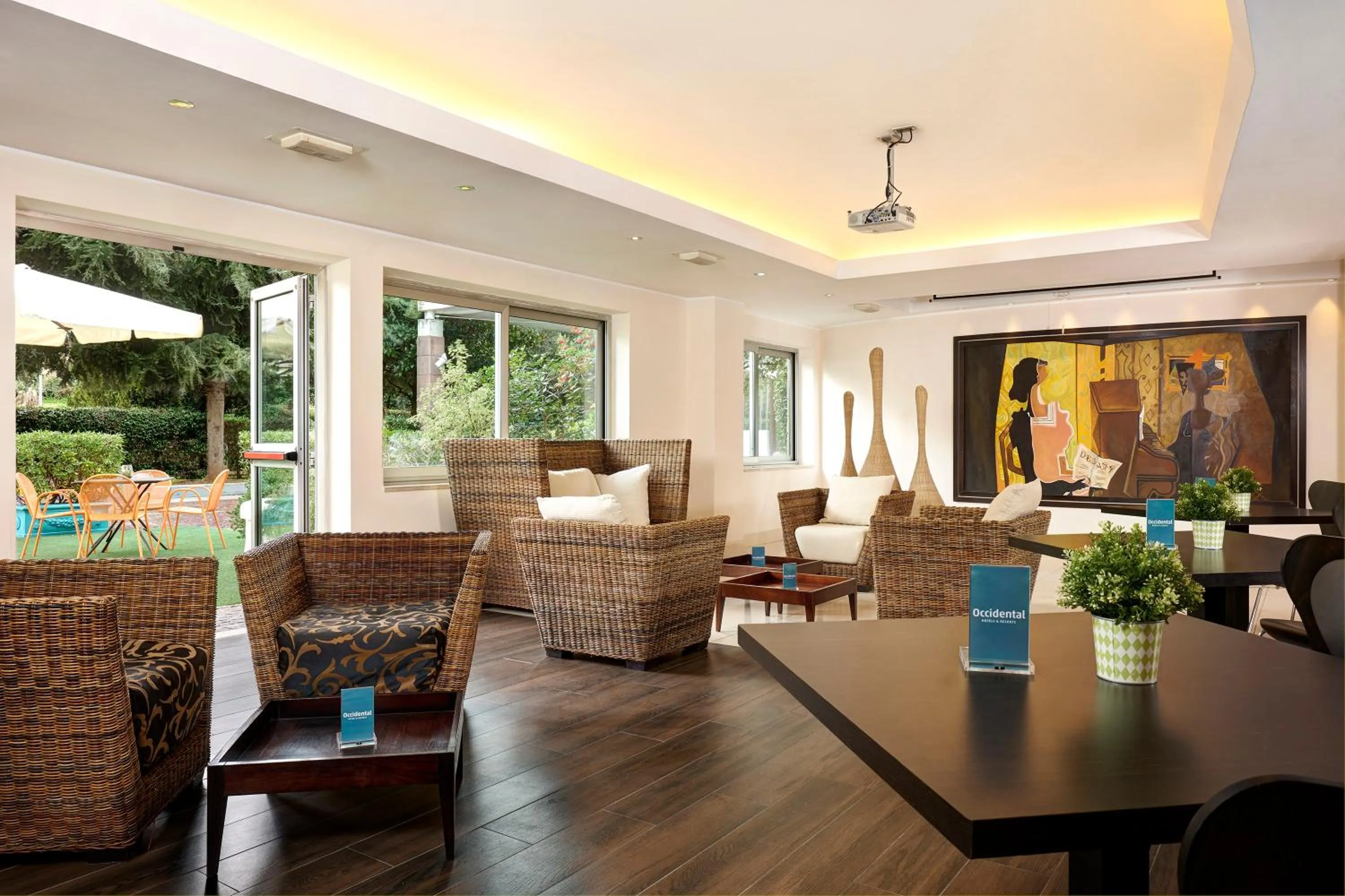 Restaurant/places to eat in Occidental Aran Park