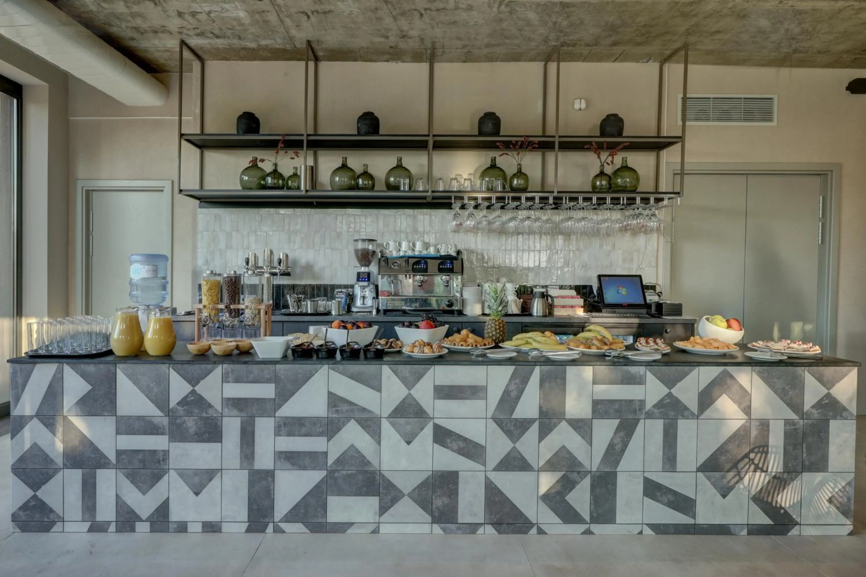 Restaurant/places to eat in Umani Hotel - Free Beach - Free Parking