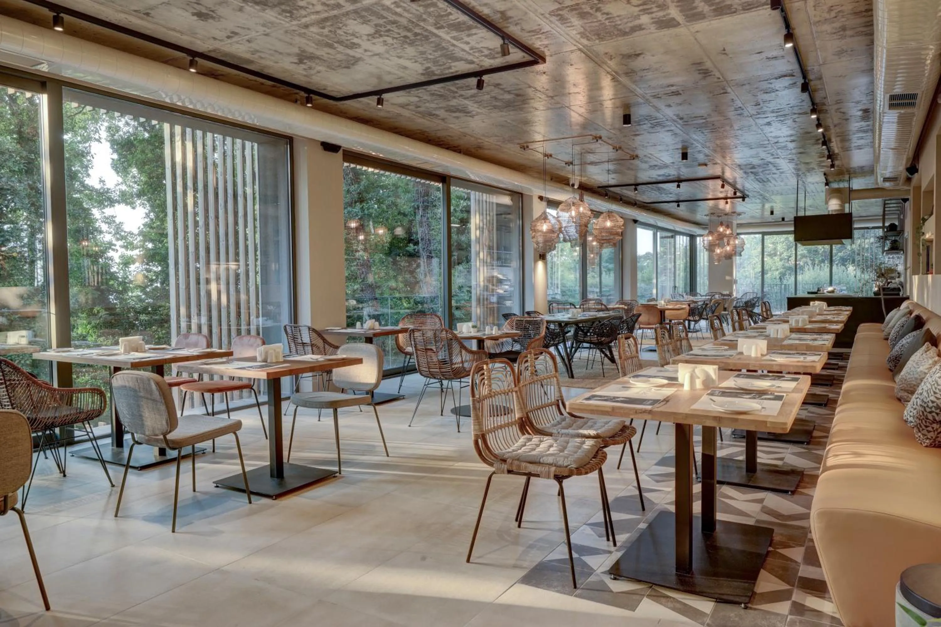 Restaurant/places to eat in Umani Hotel - Free Beach - Free Parking