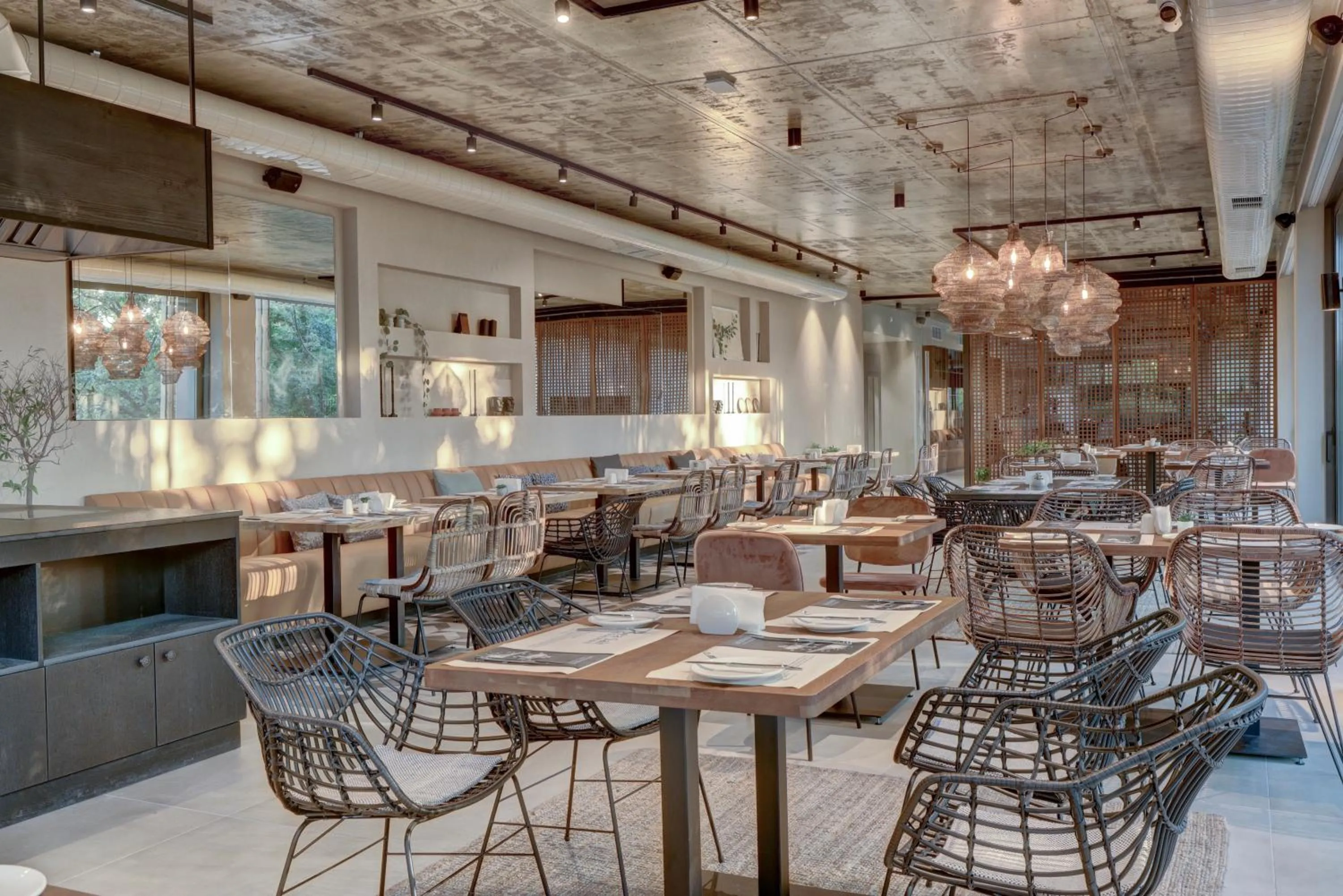 Restaurant/places to eat in Umani Hotel - Free Beach - Free Parking