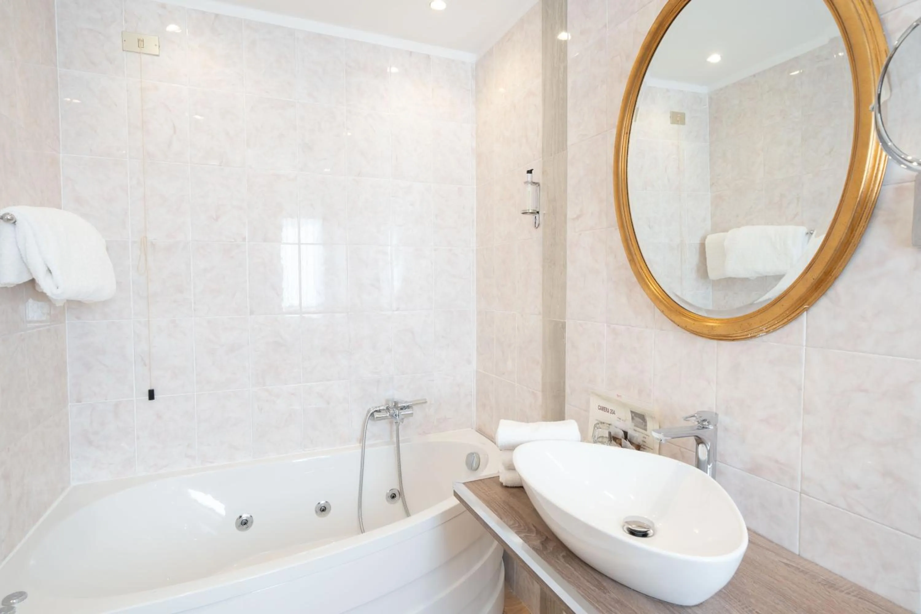 Hot Tub in Hotel Manzoni Wellness&Spa