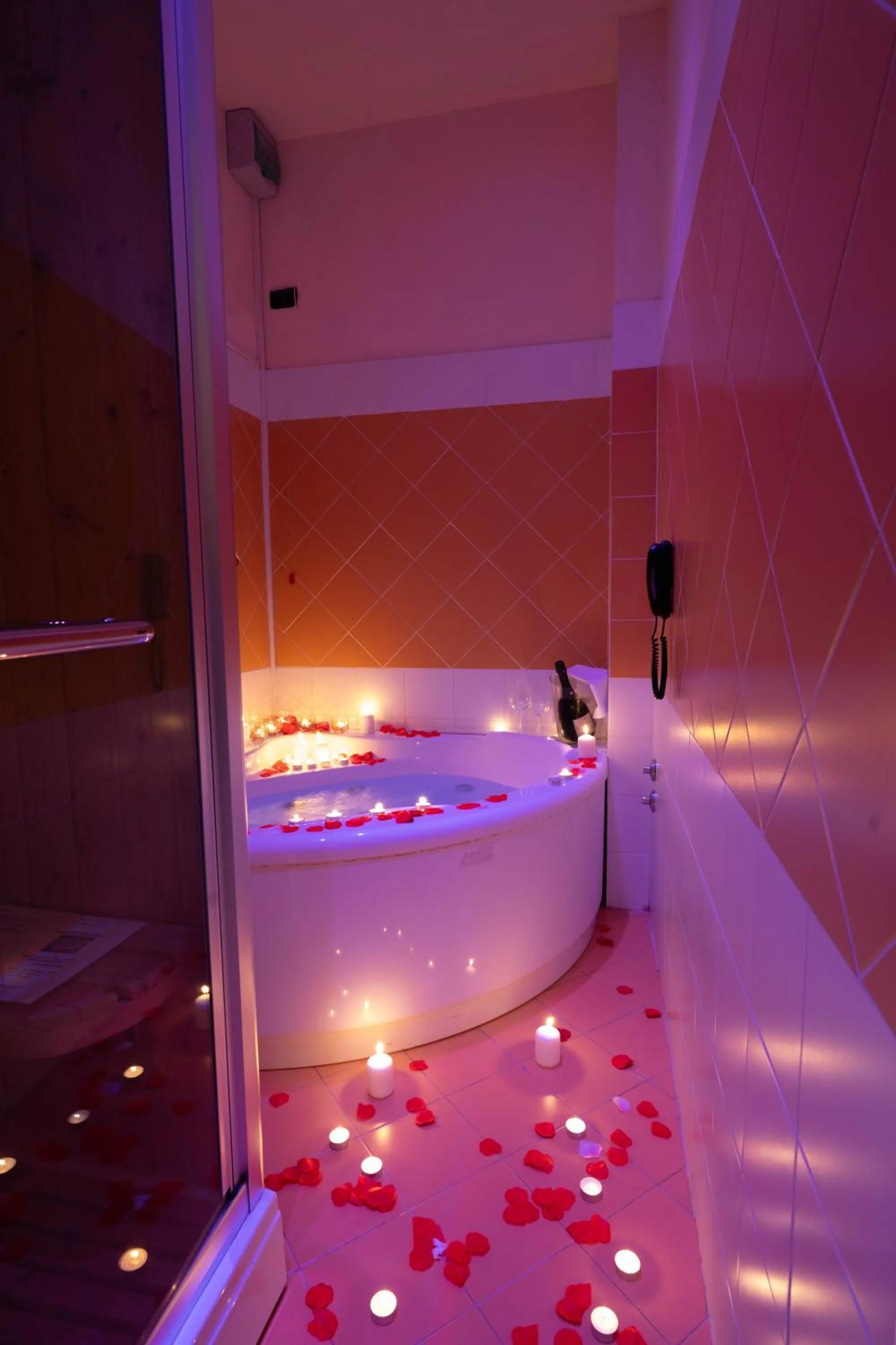 Hot Tub in Hotel Manzoni Wellness&Spa