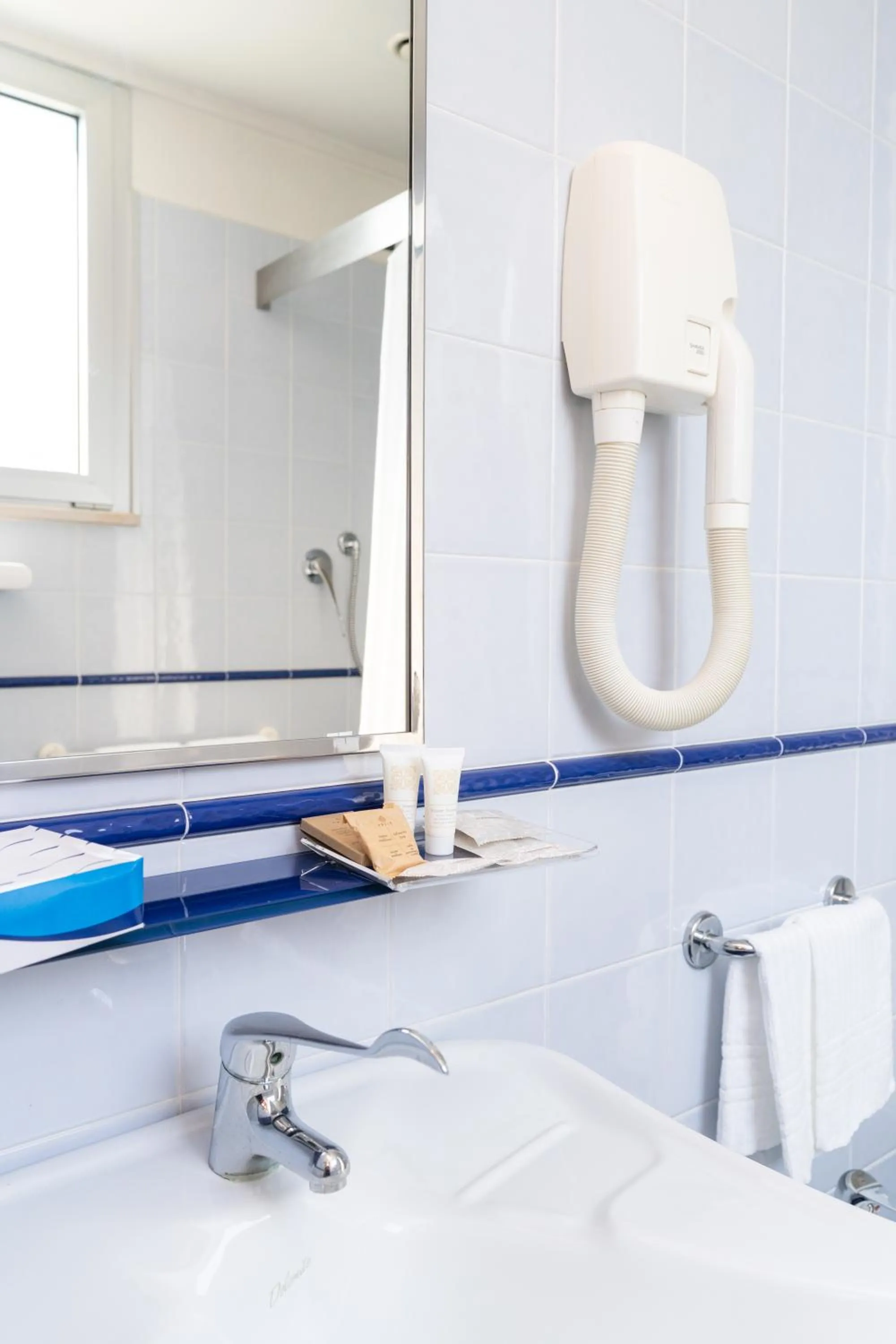 Bathroom, Bed in Hotel Balance