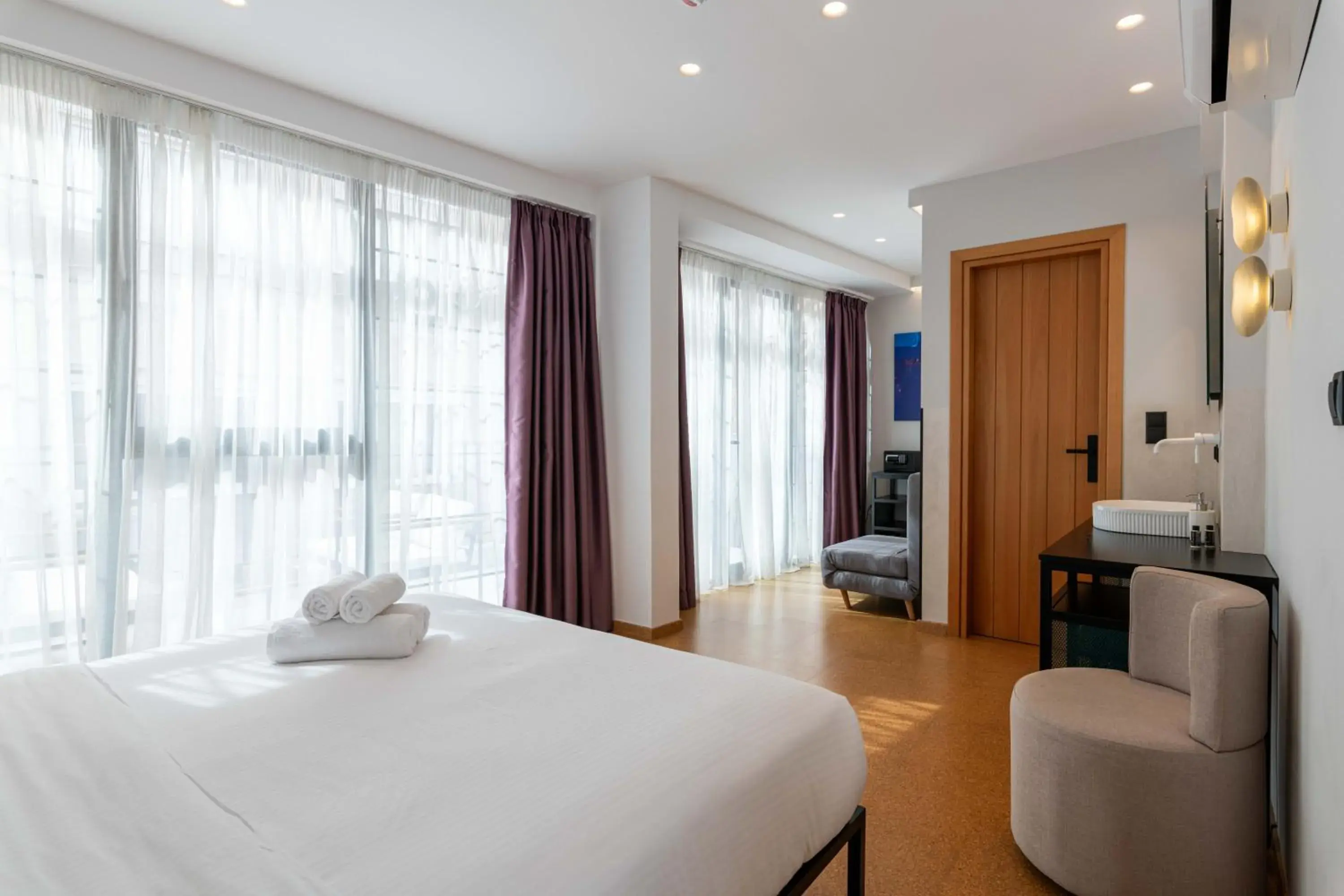 Deluxe Double Room with Balcony in PAREA Athens Deluxe Double Room with Balcony in PAREA Athens