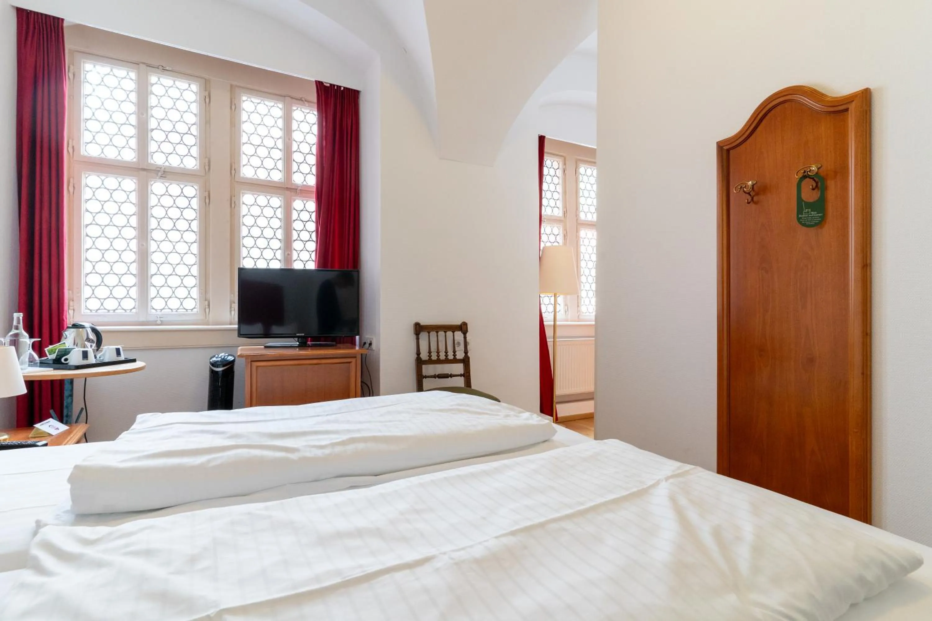 Communal lounge/ TV room, Bed in Hotel zum Ritter