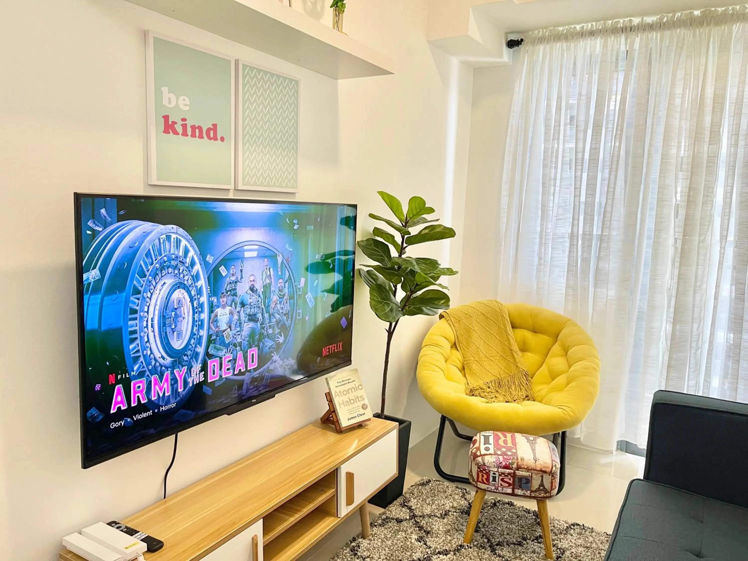 TV and multimedia in 1BR Suite near Megamall, Boni & Shaw MRT Station