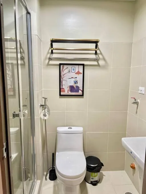 Toilet in 1BR Suite near Megamall, Boni & Shaw MRT Station