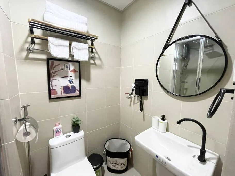 Toilet in 1BR Suite near Megamall, Boni & Shaw MRT Station