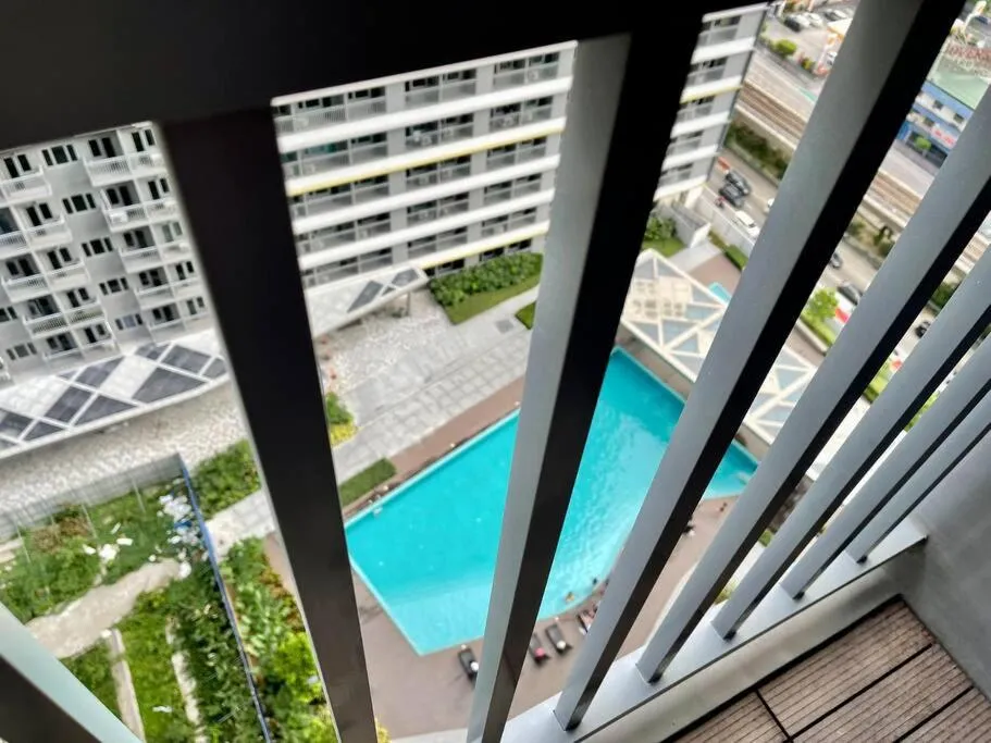 Swimming pool in 1BR Suite near Megamall, Boni & Shaw MRT Station