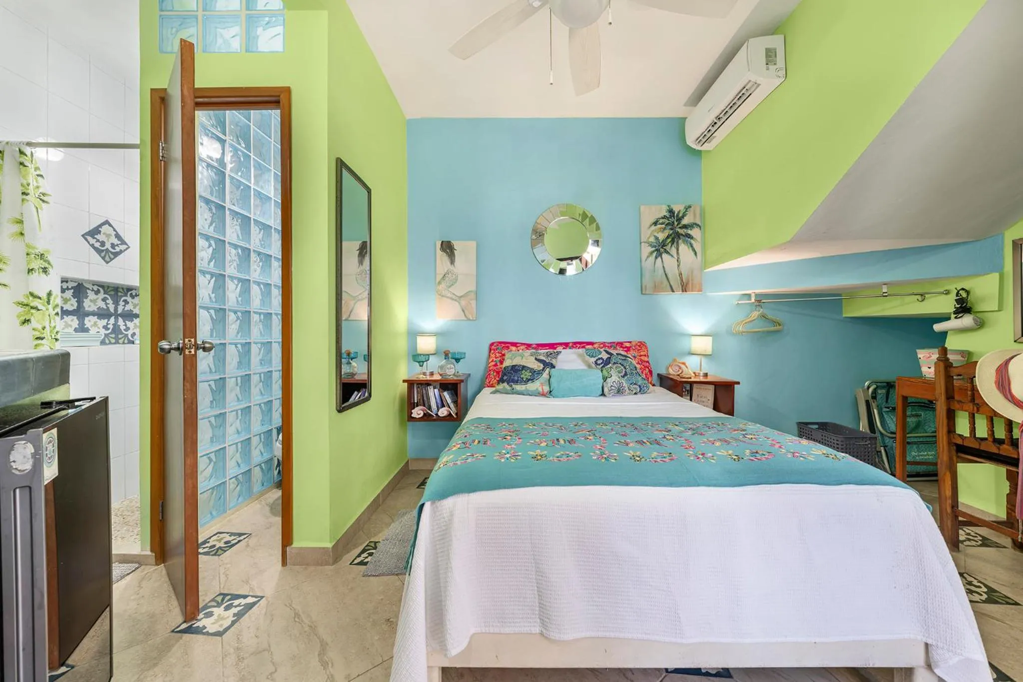 Bed in Casa Cielo Studio 1 with Tropical Garden Patio