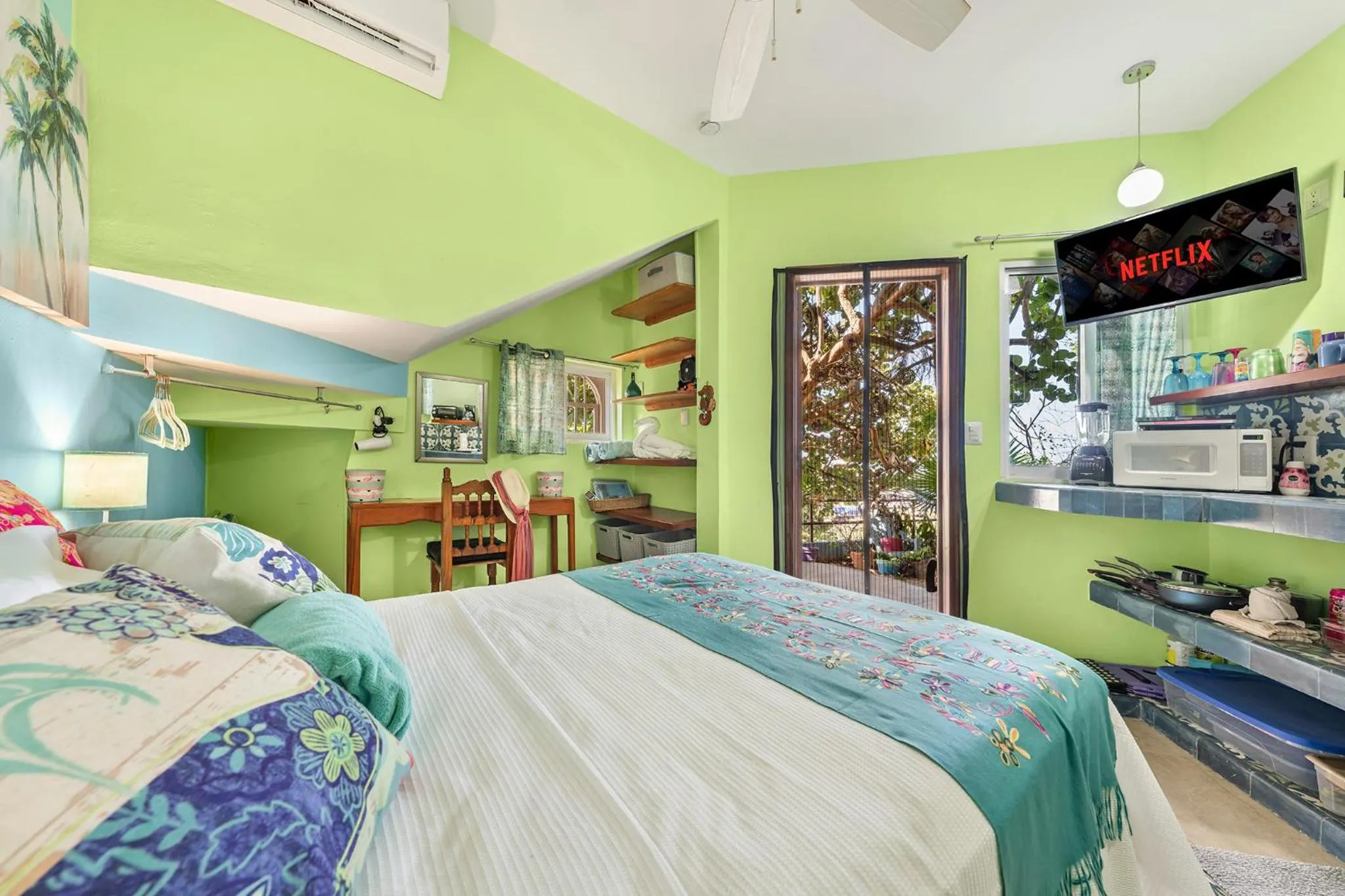 Bed in Casa Cielo Studio 1 with Tropical Garden Patio