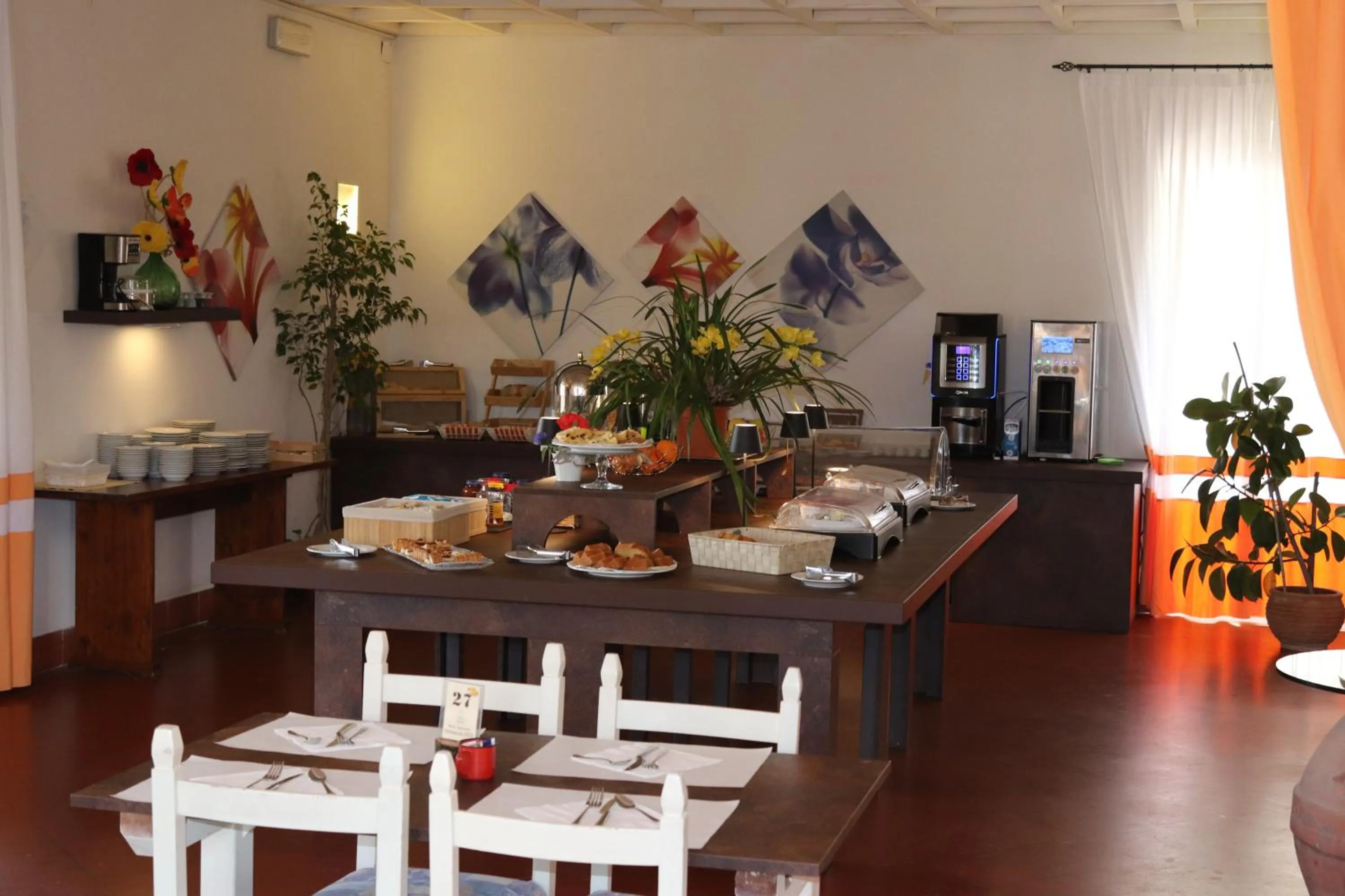 Restaurant/places to eat in Hotel Le Renaie