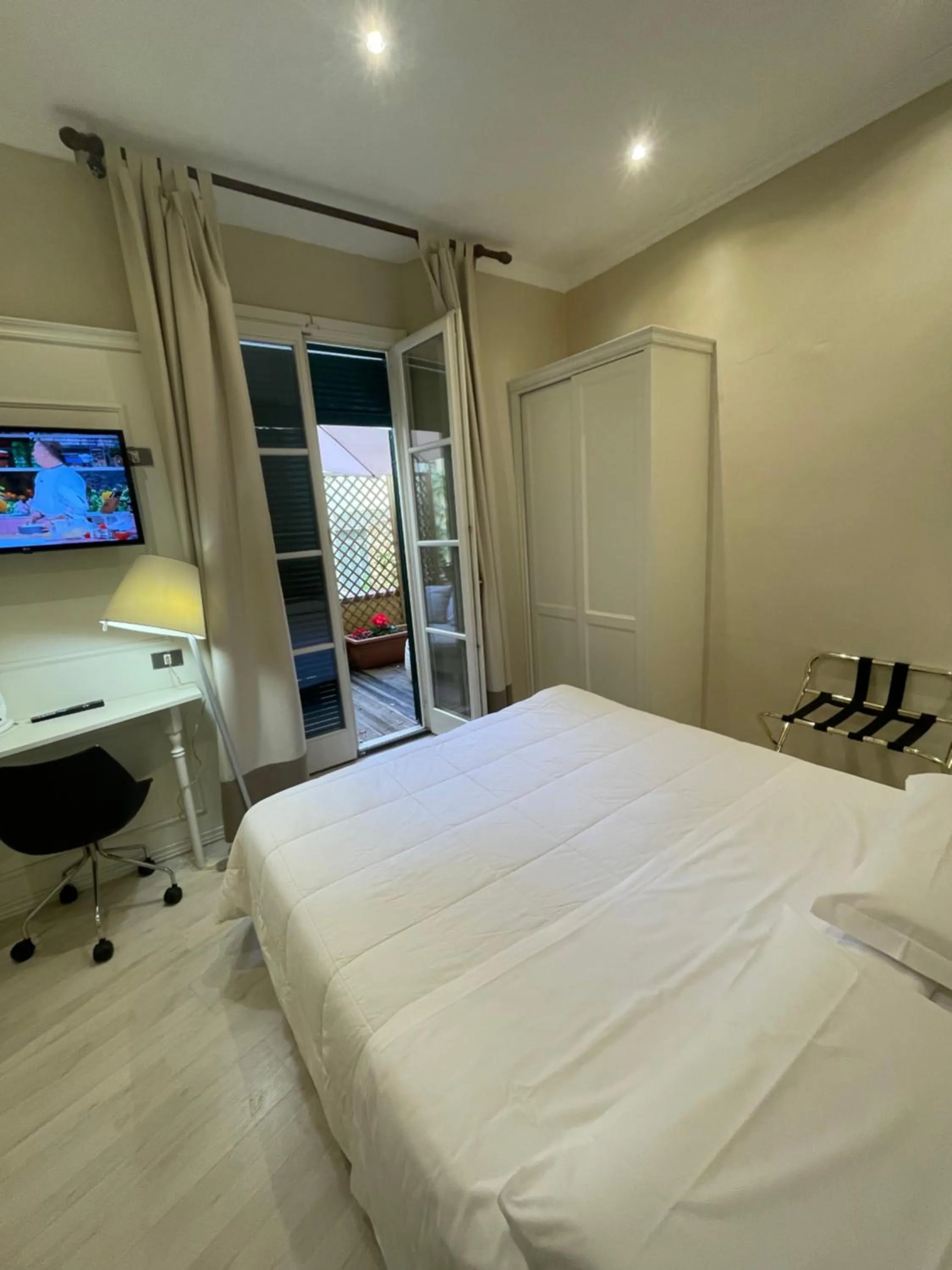 Balcony/Terrace, Bed in Hotel Ariston