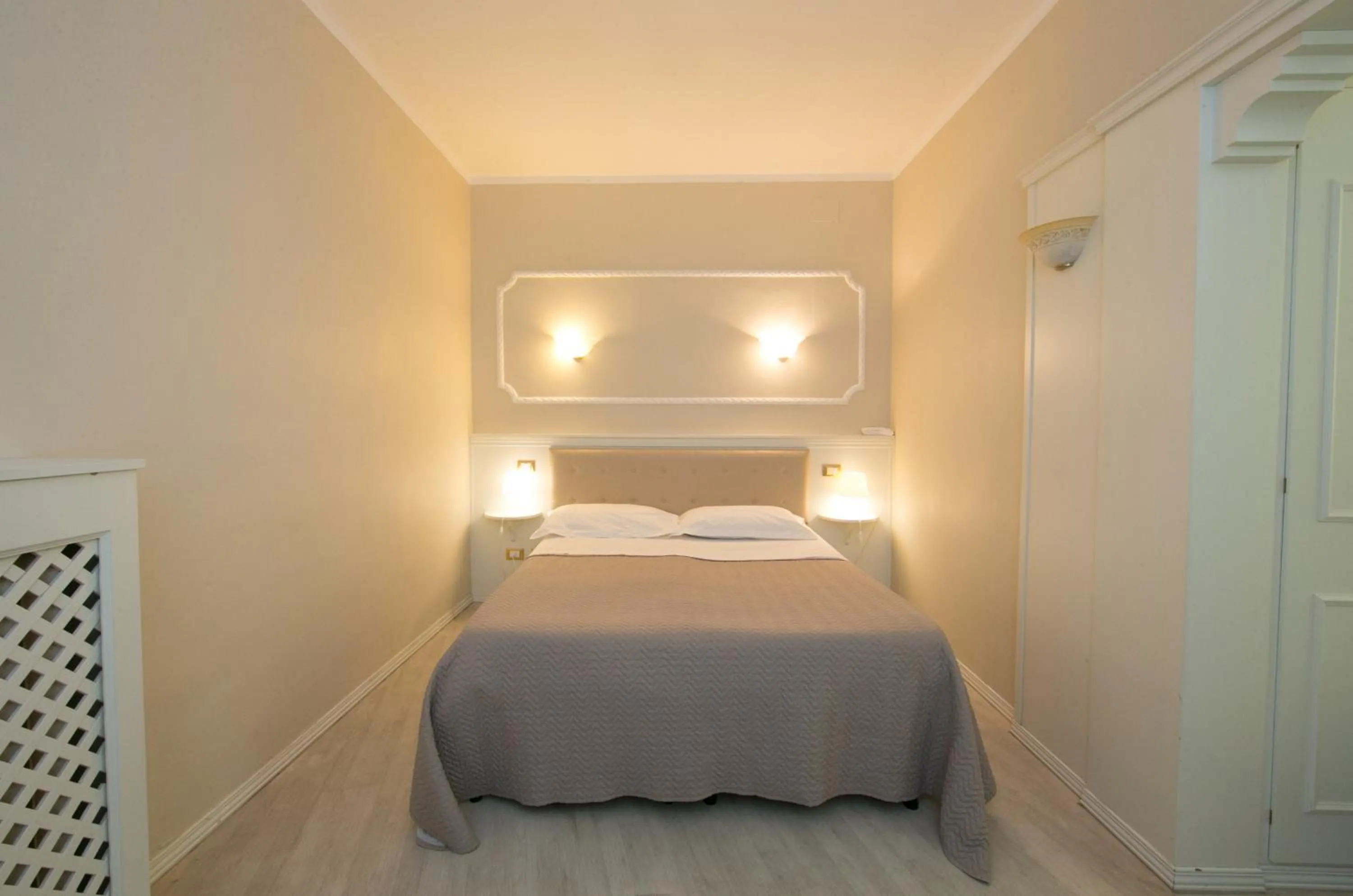 Coffee/tea facilities, Bed in Hotel Ariston