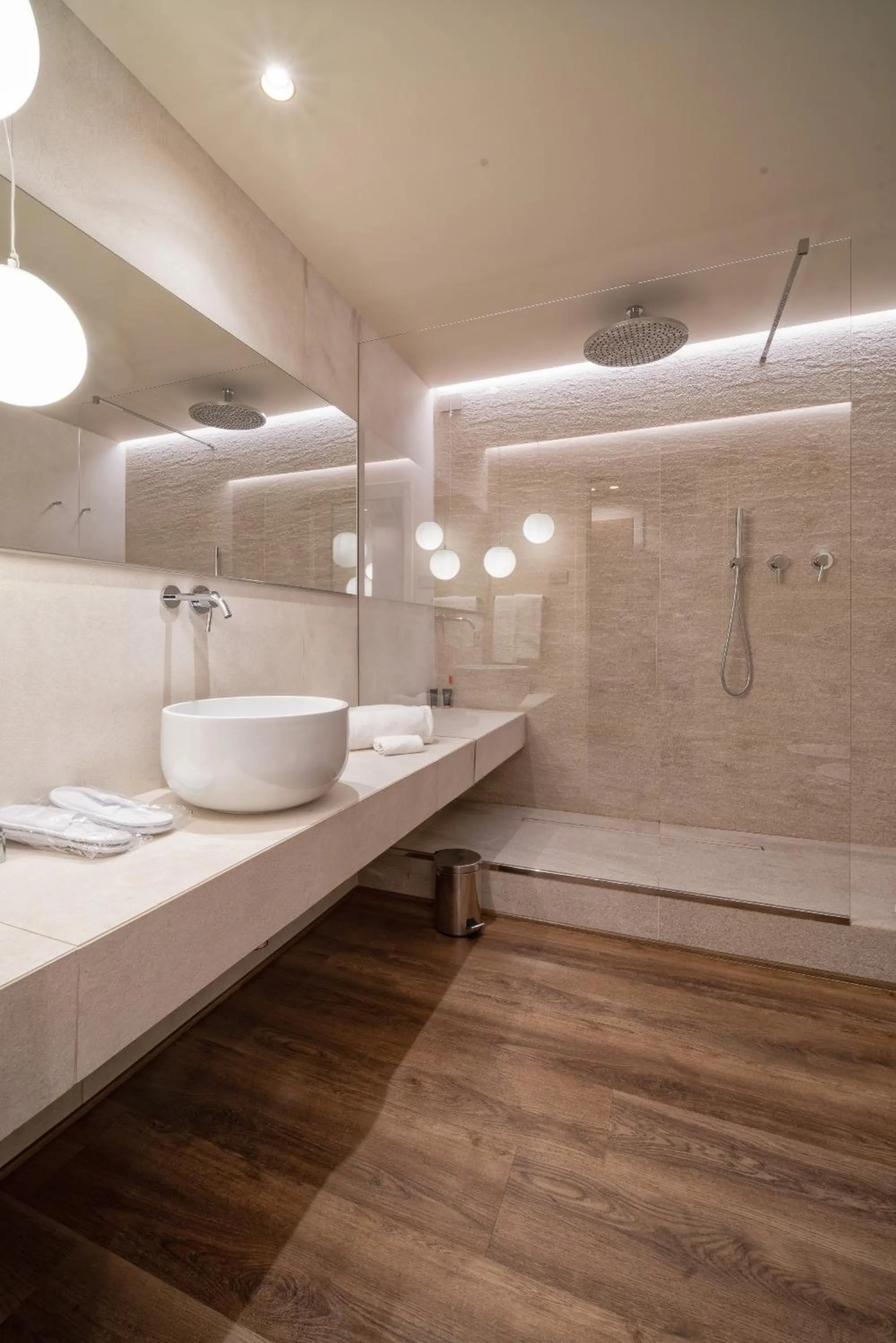 Shower in Phi Hotel Piajo