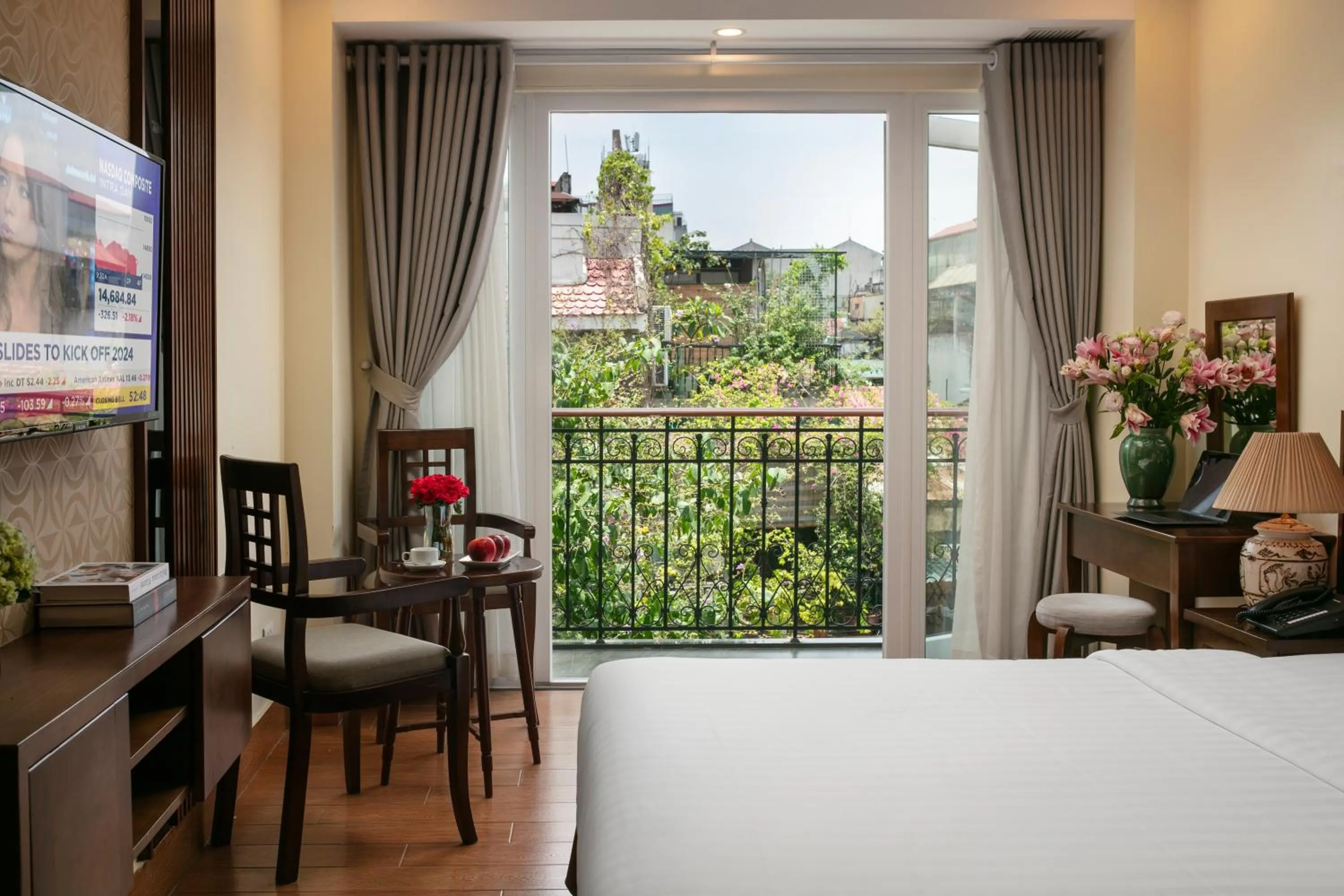 Bed in The West Hotel & Spa