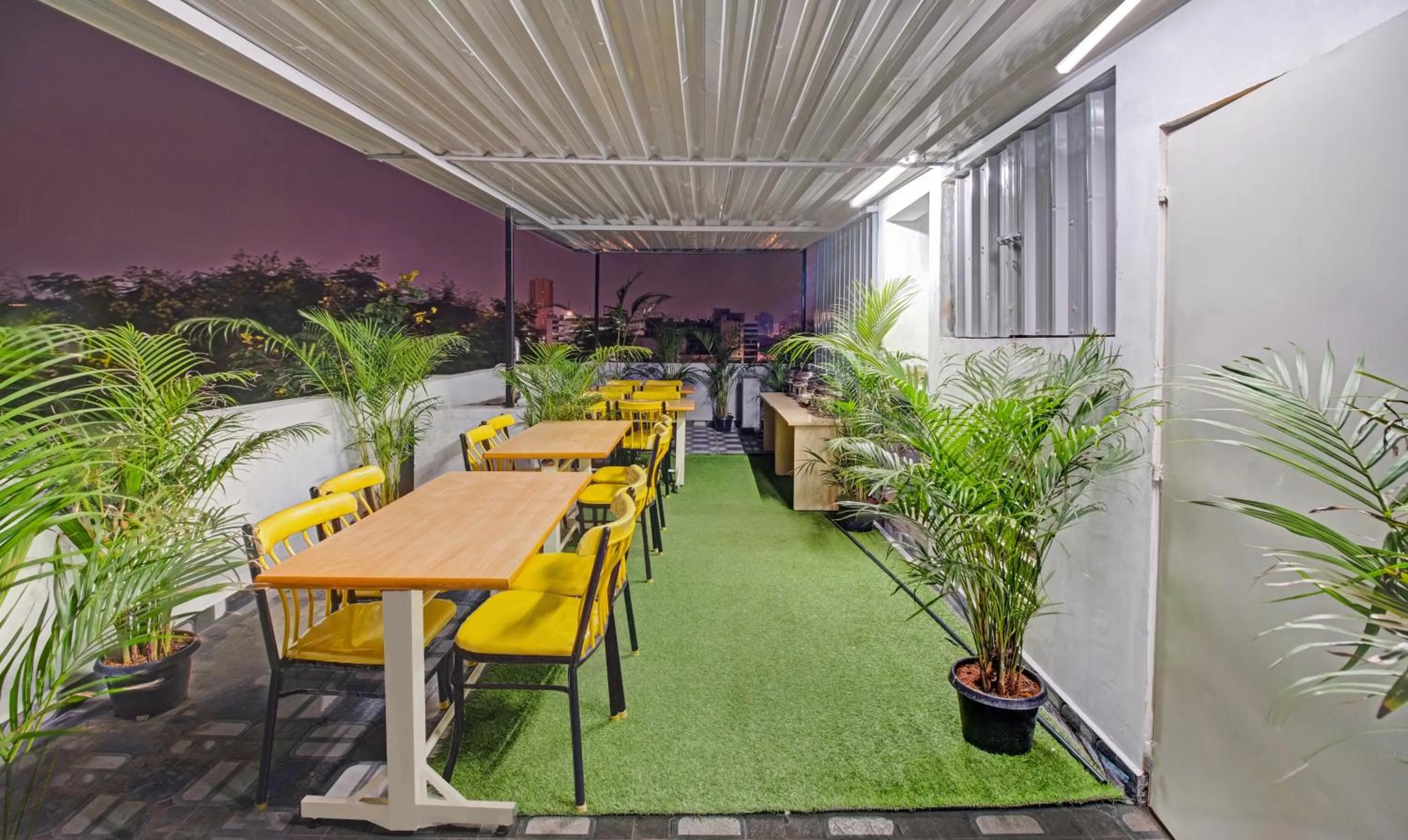 Restaurant/places to eat in Treebo White Inn