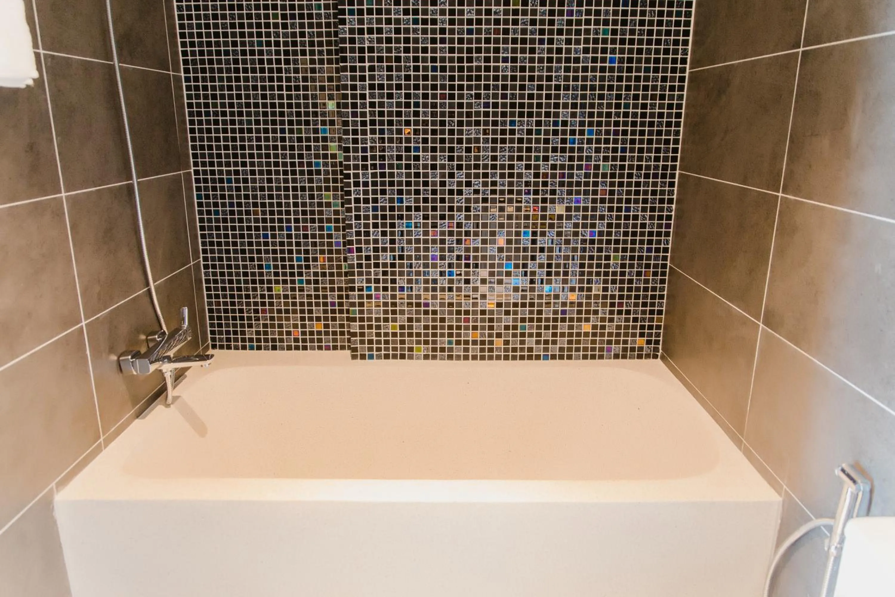 Bathroom in SHI HOUSE by Haviland