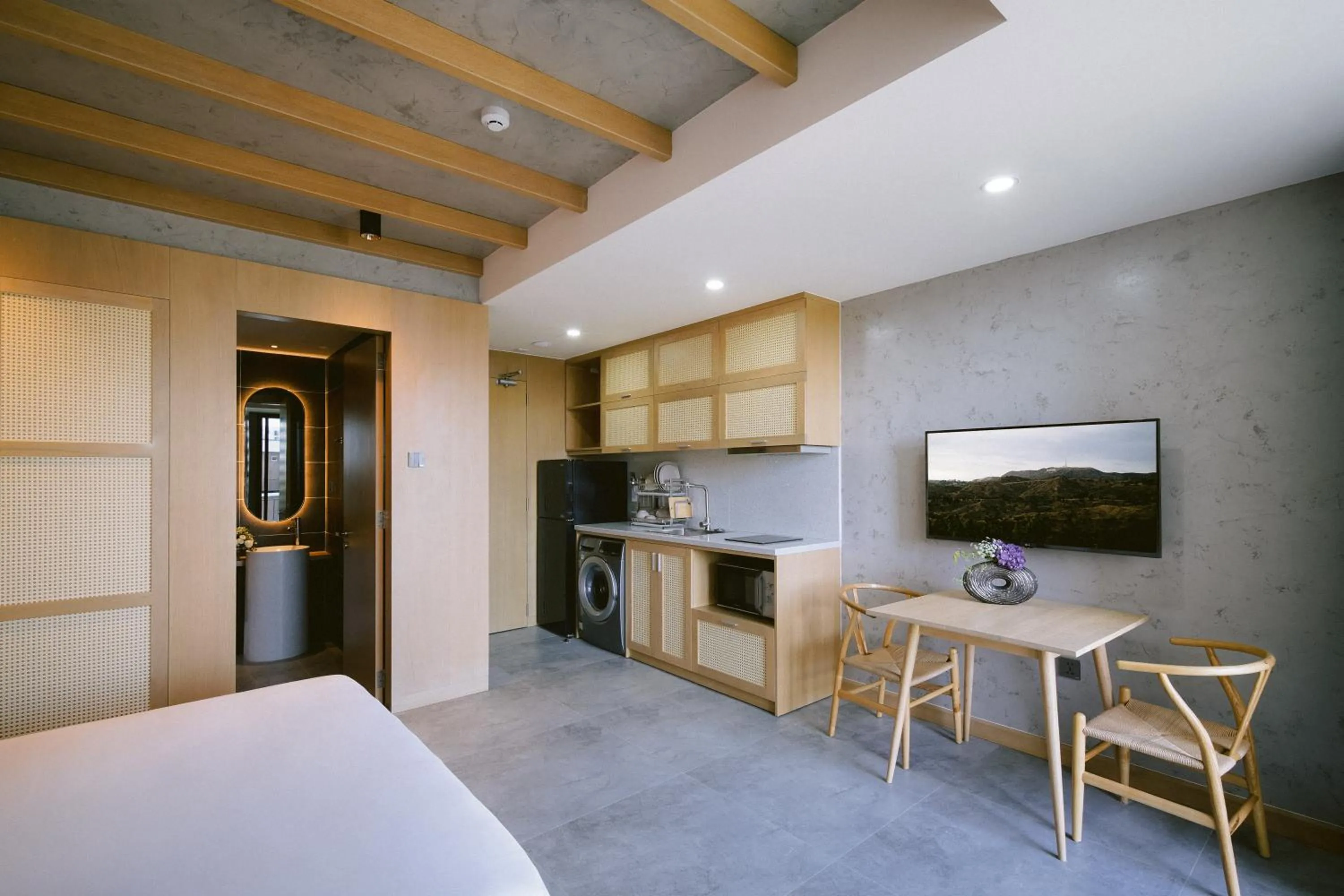 Dining area in SHI HOUSE by Haviland