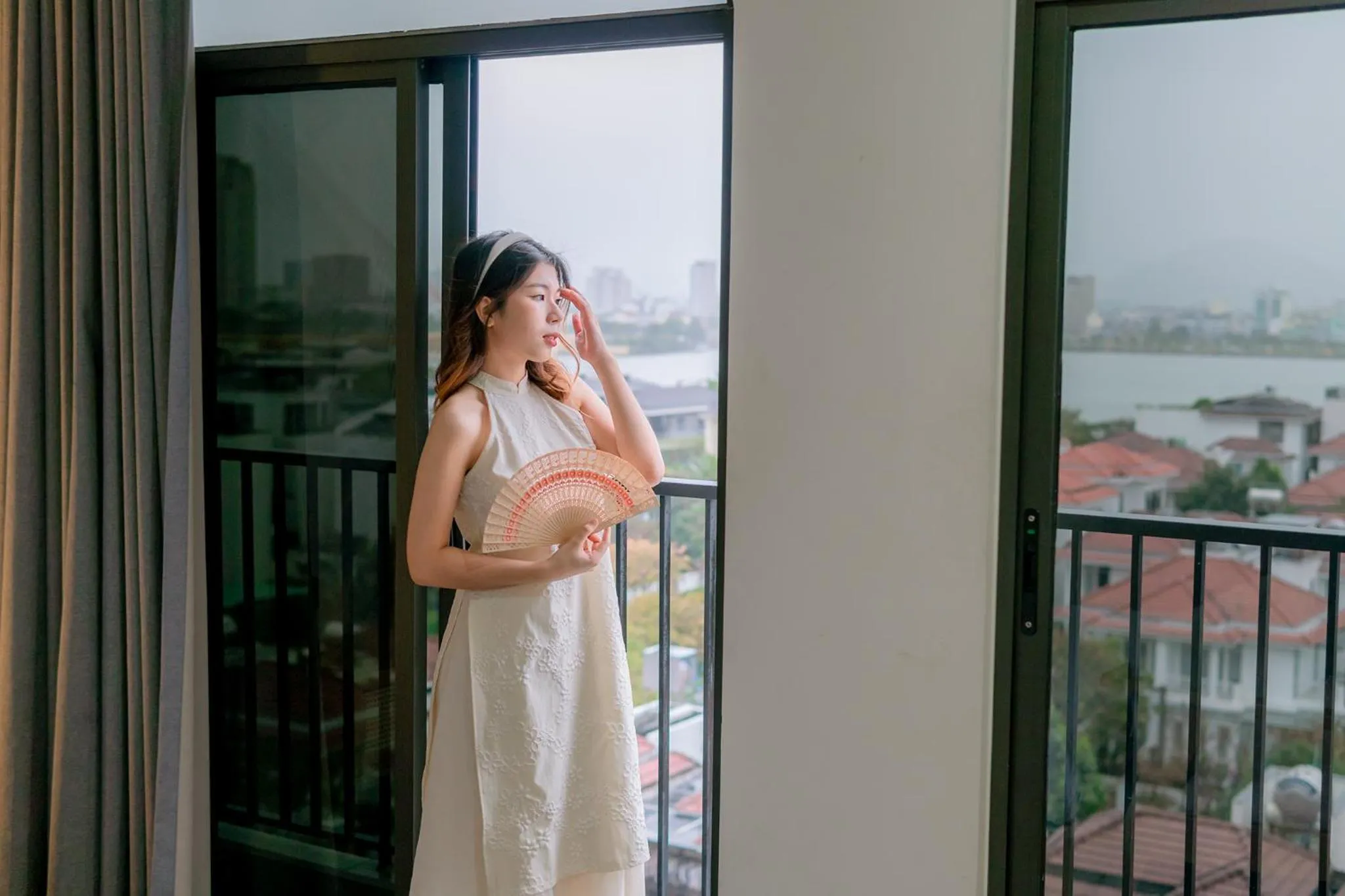 People in SHI HOUSE by Haviland