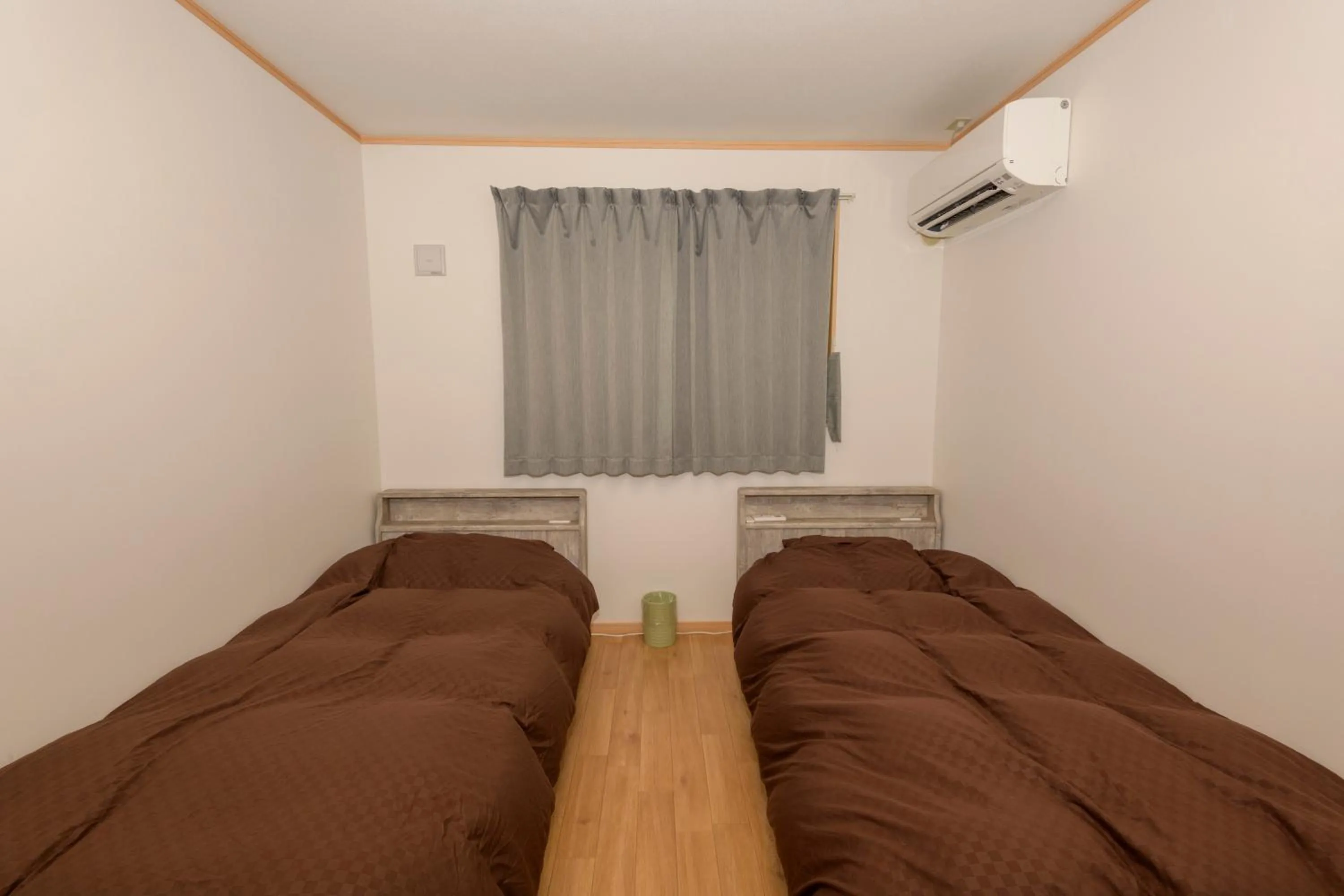 Bedroom, Bed in WhiteShisa