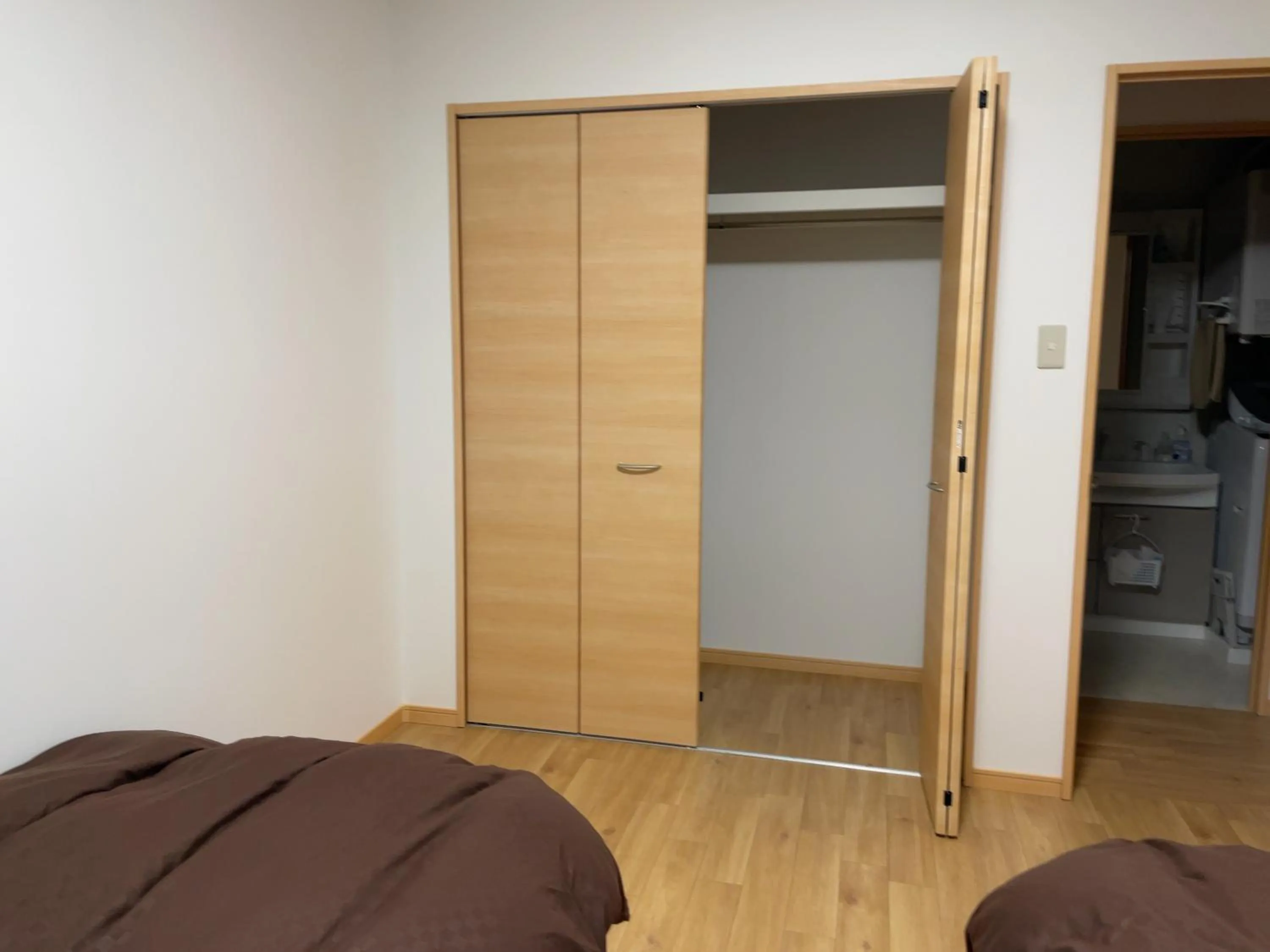 Bedroom, Bed in WhiteShisa