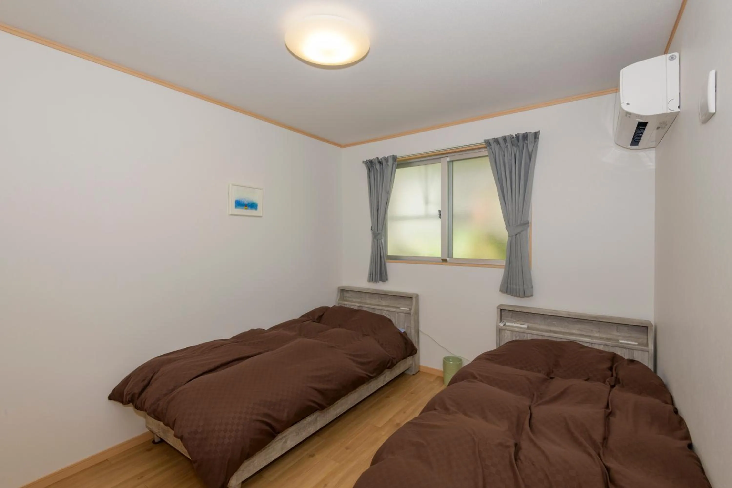 Bedroom, Bed in WhiteShisa