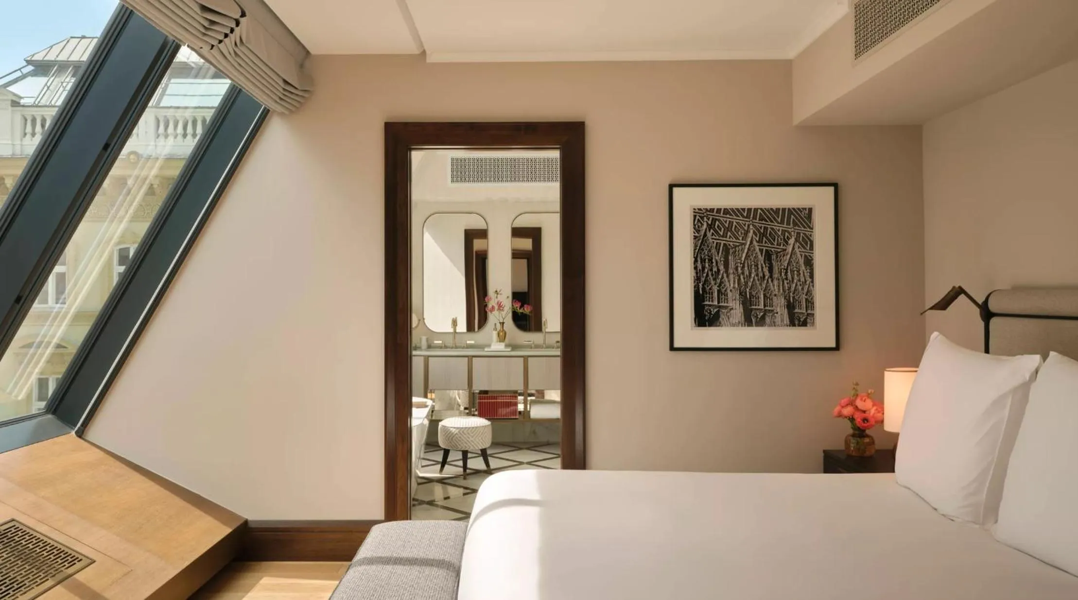 Bedroom, Bed in Rosewood Vienna