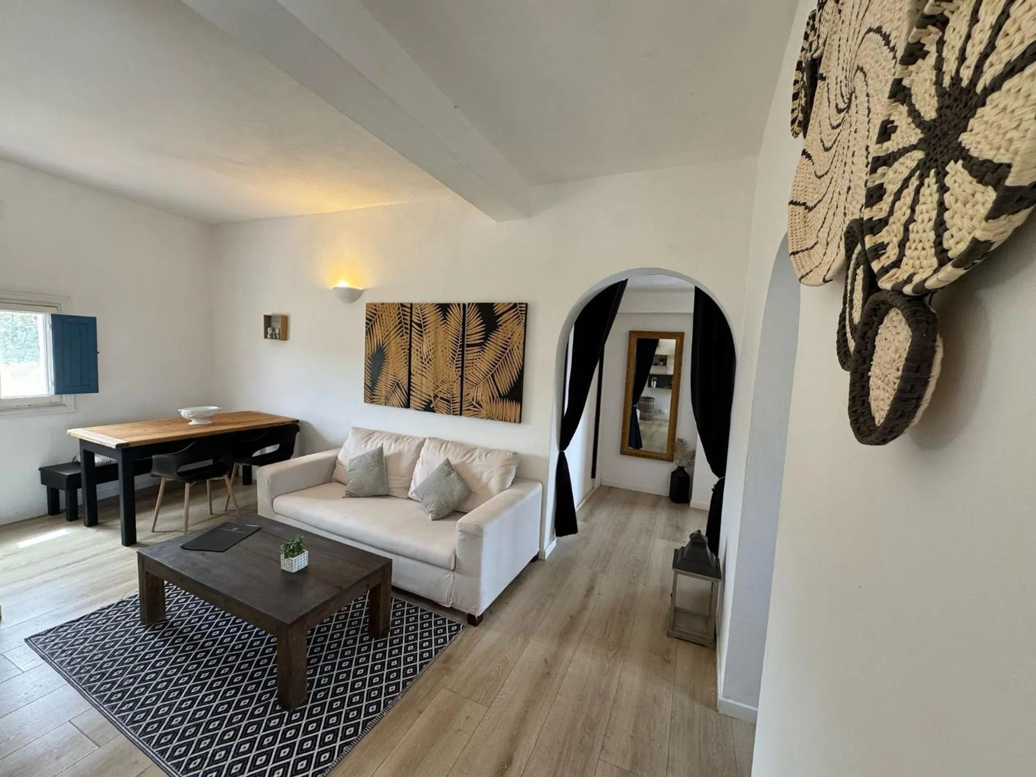 Seating area, Bed in Le Lanterne Resort