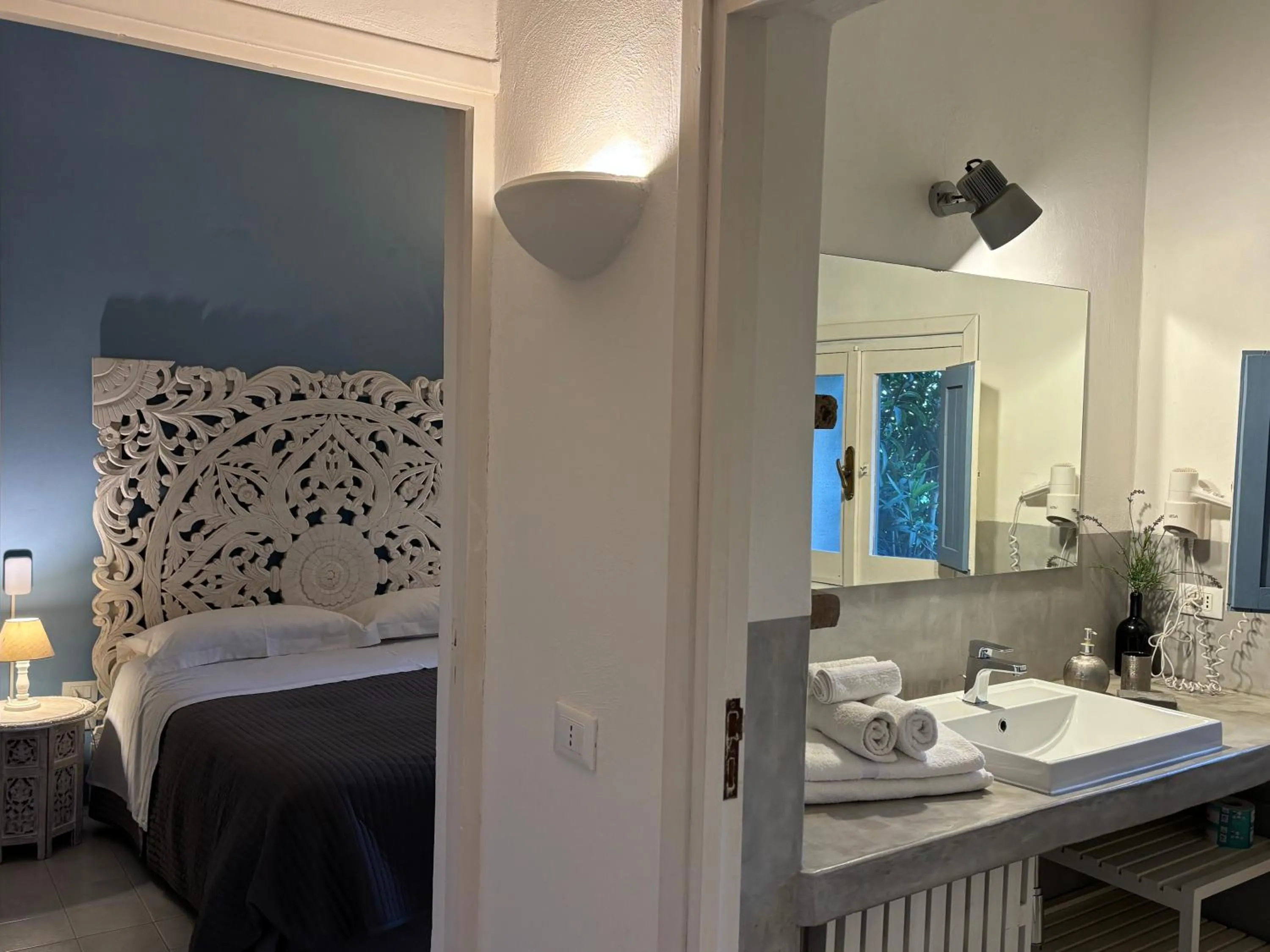 Bathroom, Bed in Le Lanterne Resort