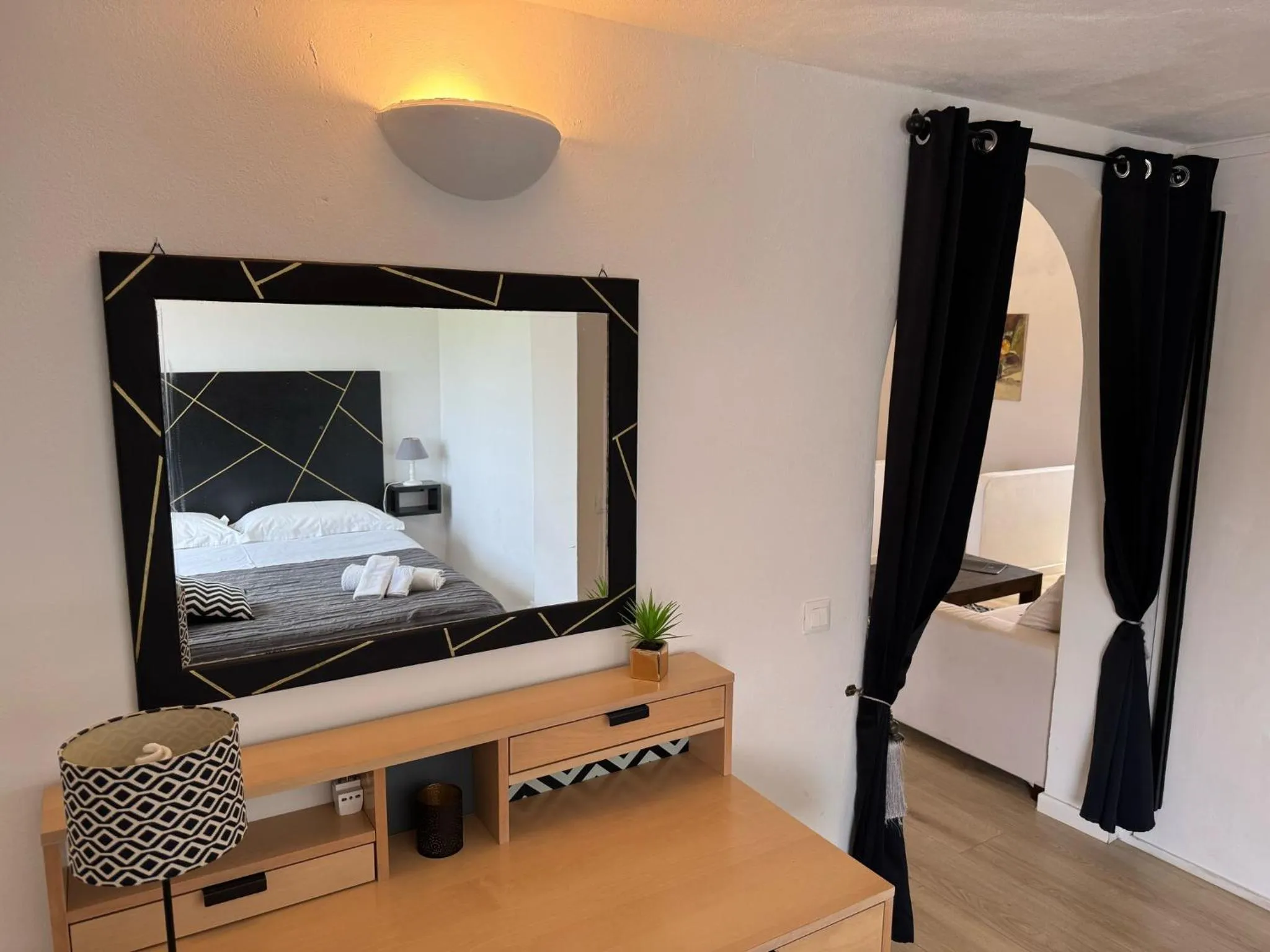 Seating area, Bed in Le Lanterne Resort