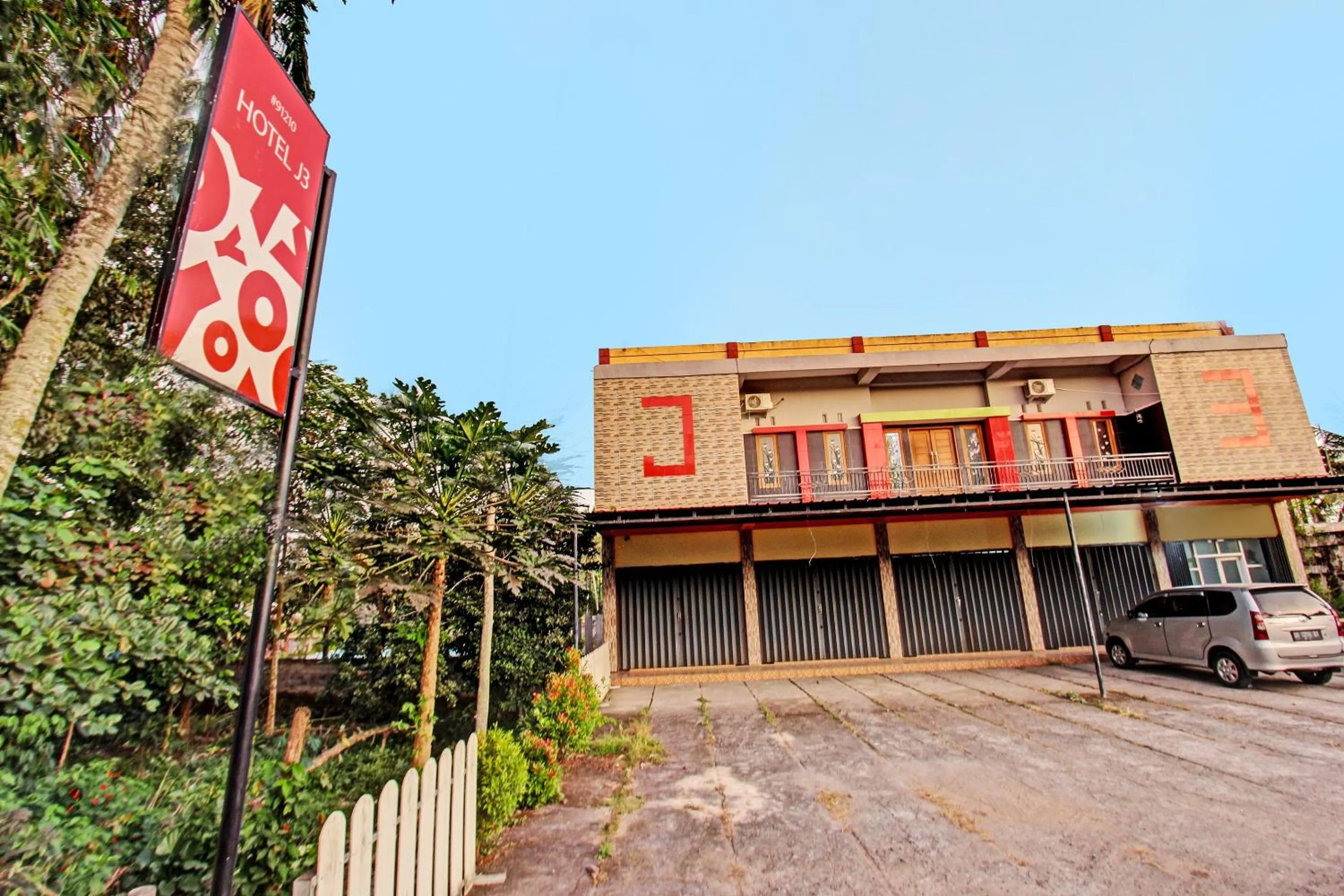 Facade/entrance in Hotel O J3