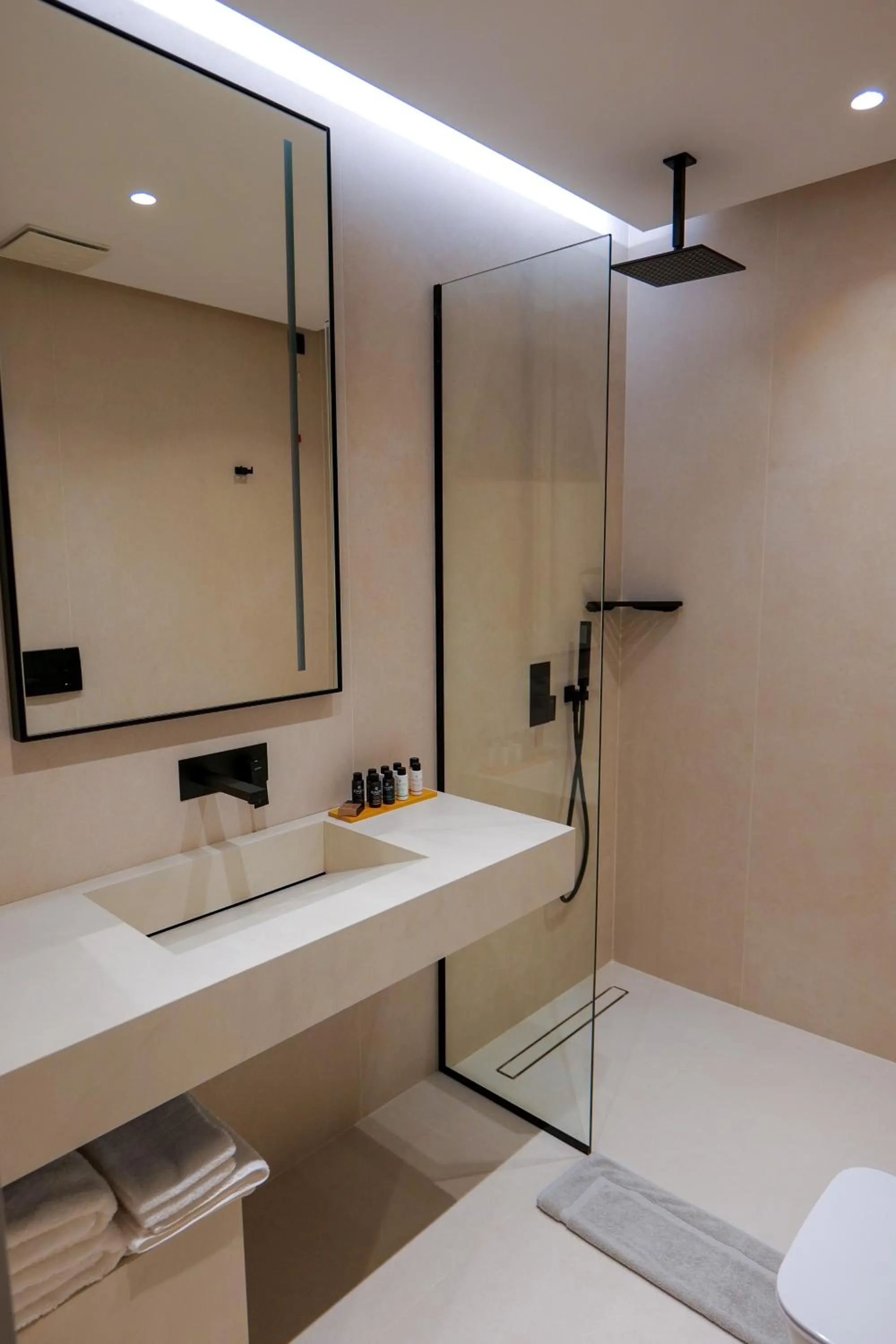 Shower in ALYACHT Premium Hotel