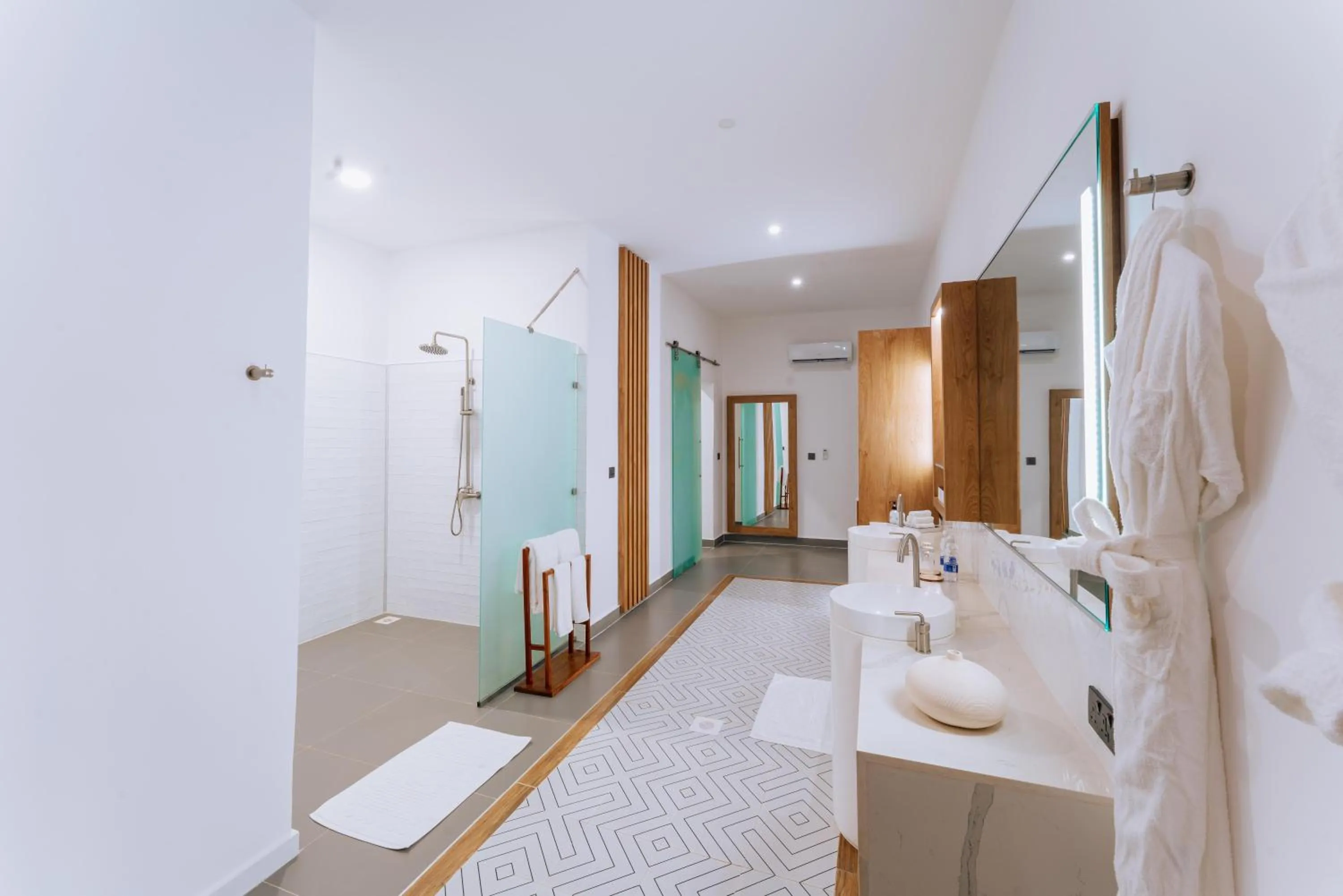 Shower, Bed in Safira Blu Luxury Resort & Villas