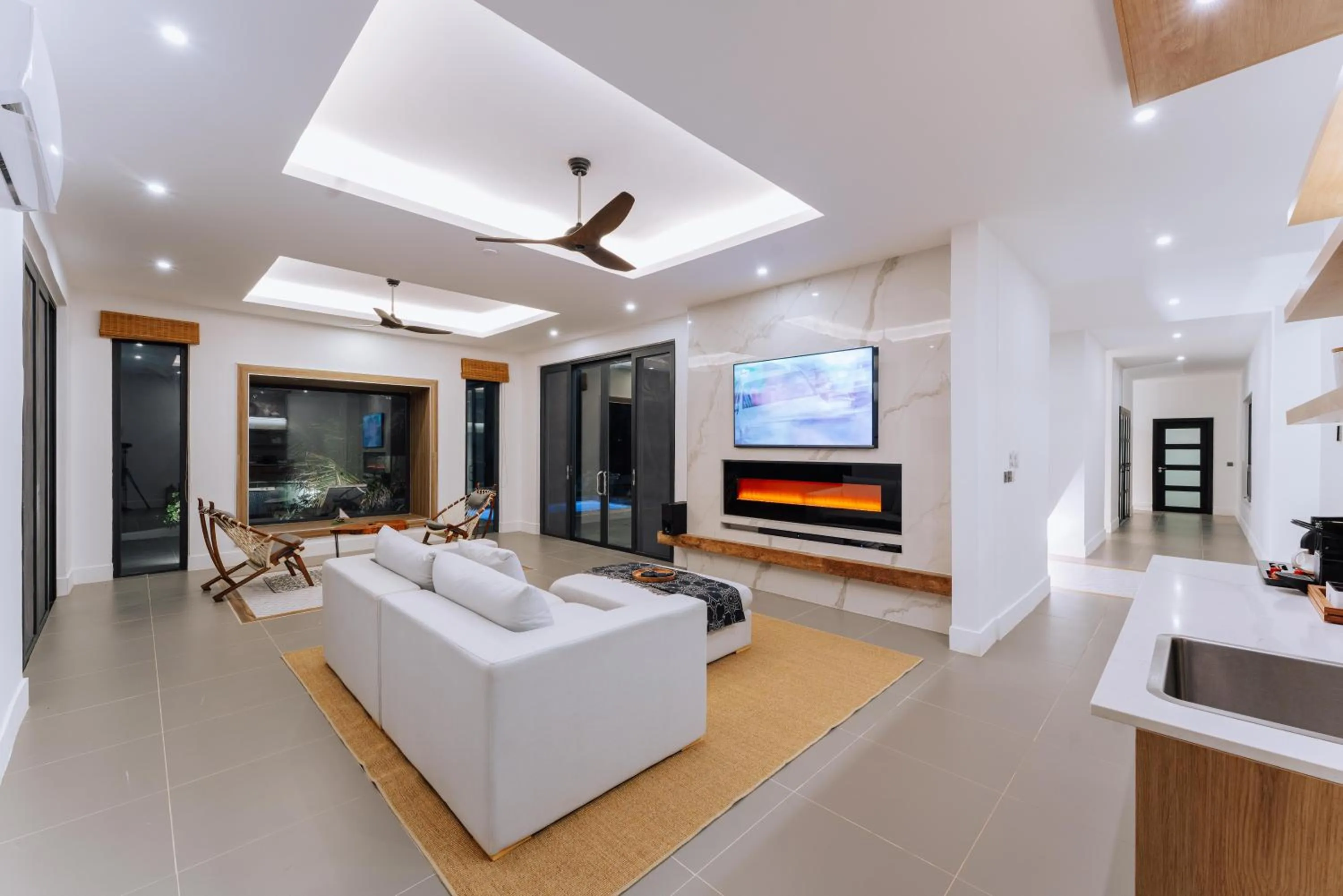 TV and multimedia in Safira Blu Luxury Resort & Villas