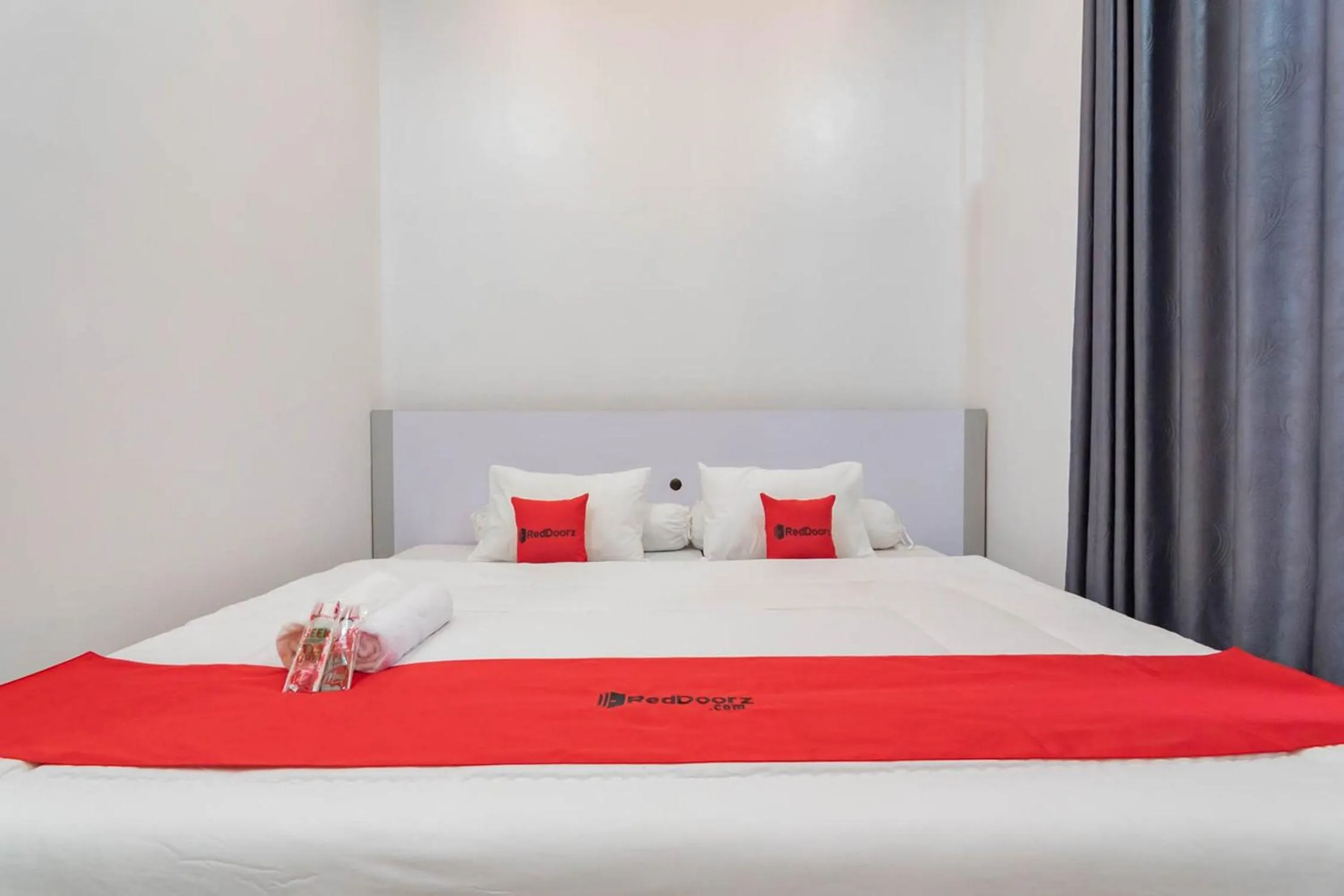 Bedroom, Bed in RedDoorz Syariah @ Tanggeung