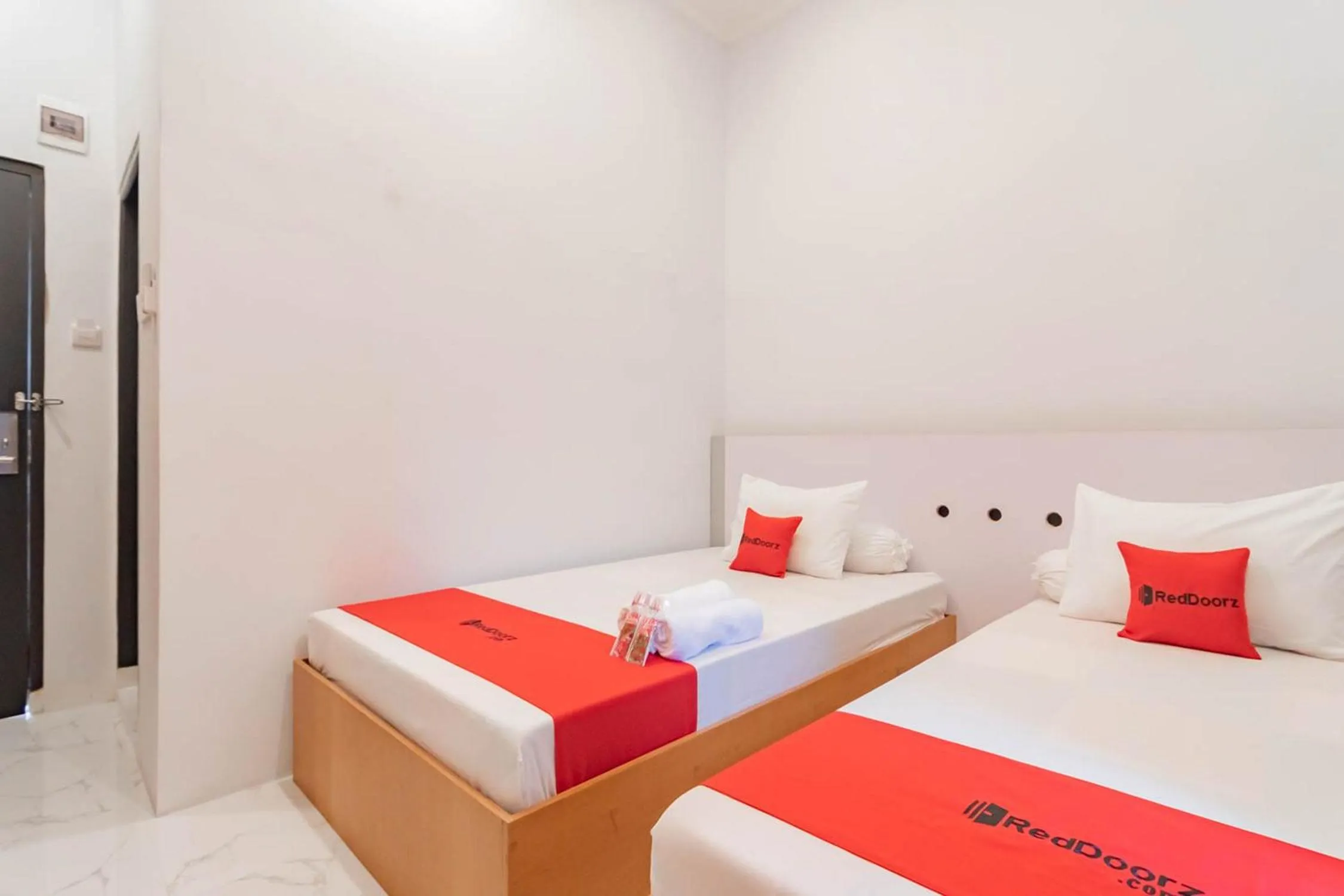 Bedroom, Bed in RedDoorz Syariah @ Tanggeung