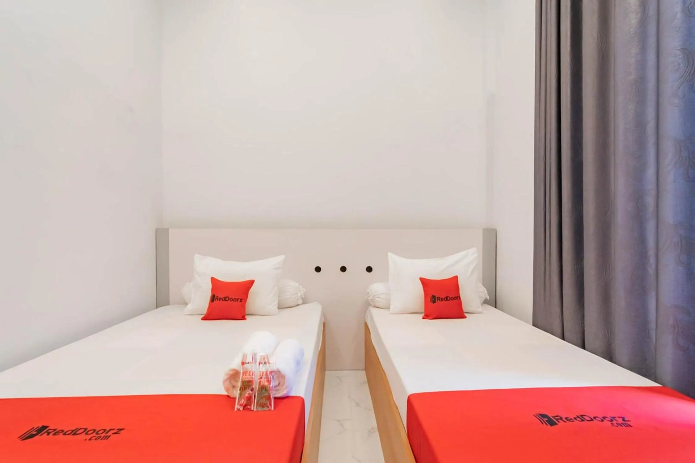 Bedroom, Bed in RedDoorz Syariah @ Tanggeung