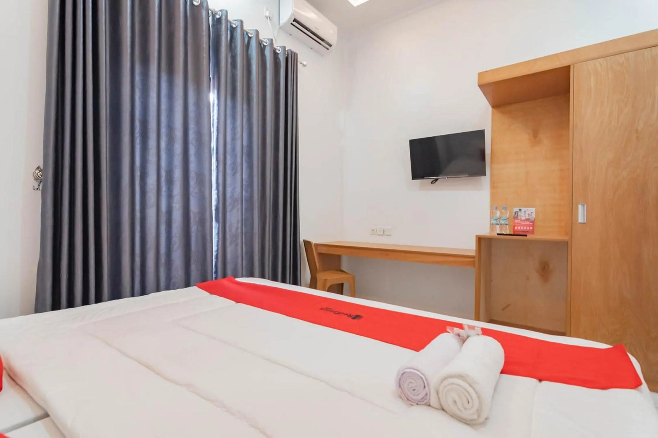 Bedroom, Bed in RedDoorz Syariah @ Tanggeung